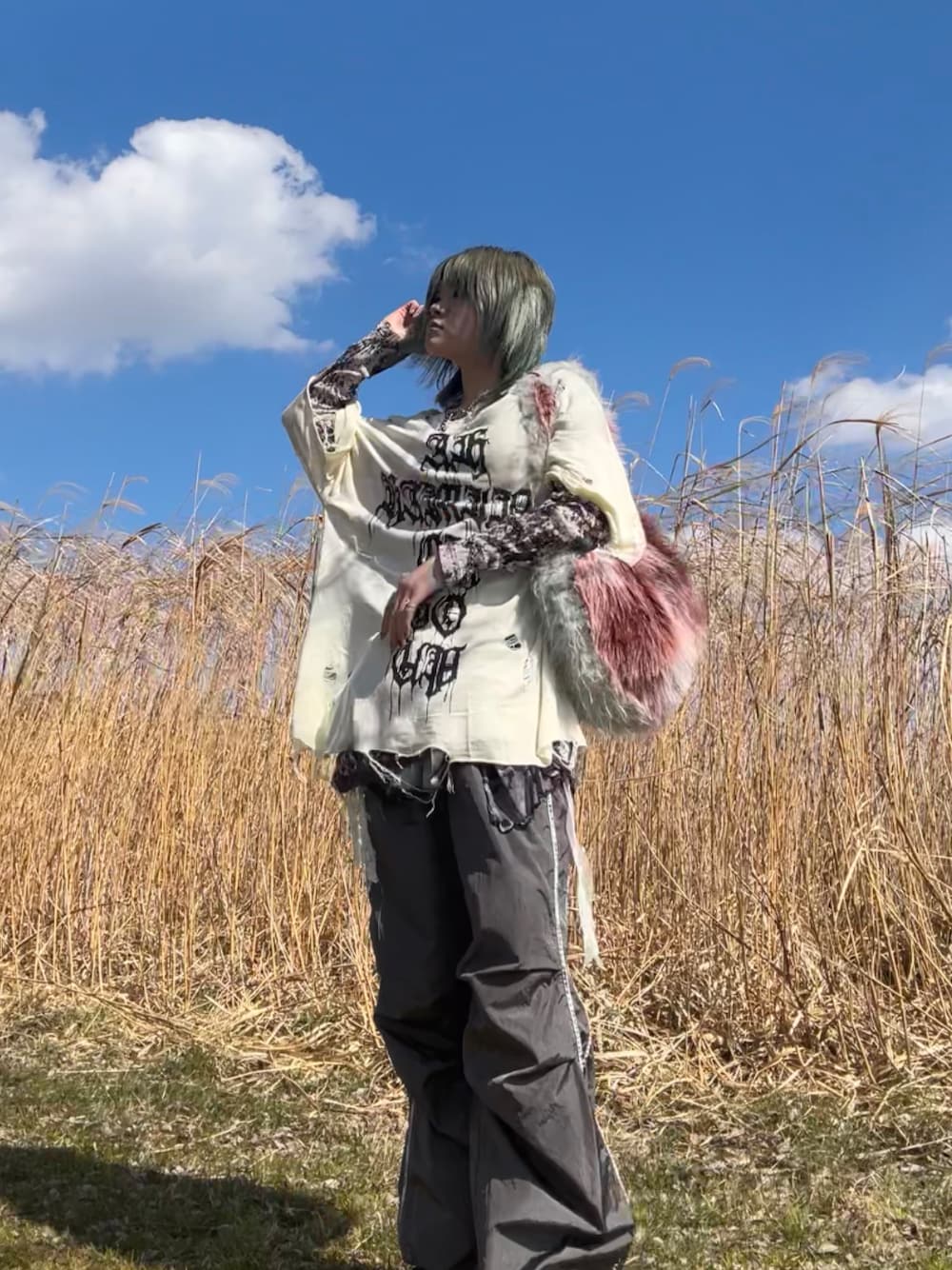「今日のコーデ、春服コーデ、シアートップス、プチプラ、prankproject、ダメージニット、レイヤードスタイル、古着MIX、パンツスタイル、カーゴパンツ、グランジ、パンク、ファーバッグ、kamiya」｜「igiのBICOLOR ROUND FUR BAG / バイカラーラウンドファーバッグ（ハンドバッグ、レッド系）」を使った、nozomiさん（レディース・155cm）の春コーディネートの1枚目の写真