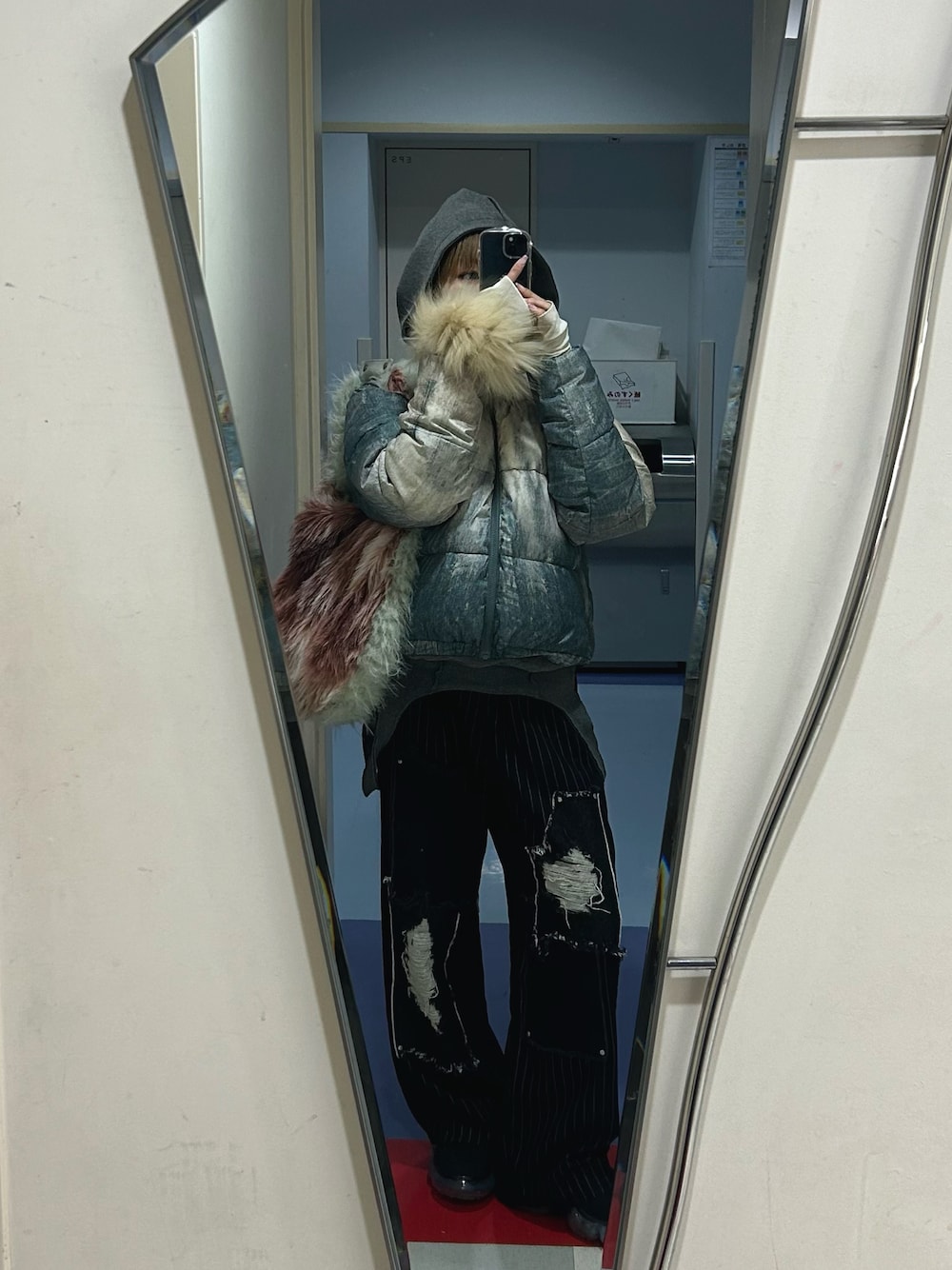 「今日のコーデ、ファー、ファーバッグ、ダウン、ダメージデニムパンツ、ブルー、prankproject、sixm、igi、grounds、パーカー、レイヤードスタイル、ストレートデニム、シンプルスタイル、カジュアルスタイル」｜「igiのBICOLOR ROUND FUR BAG / バイカラーラウンドファーバッグ（ハンドバッグ、レッド系）」を使った、nozomiさん（レディース・155cm）の冬コーディネートの1枚目の写真