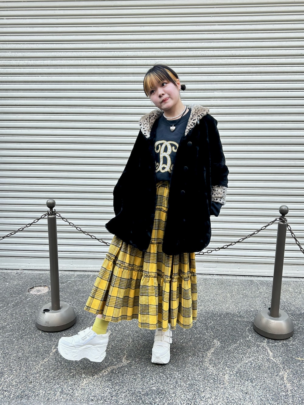 「古着MIX、古着コーデ、ファーコート、チェックスカート、お出かけコーデ」｜「AS KNOW AS PINKYのダンドールでフリっとSK【スカート】（スカート、イエロー系）」を使った、nozomiさん（レディース・155cm）の冬コーディネートの1枚目の写真