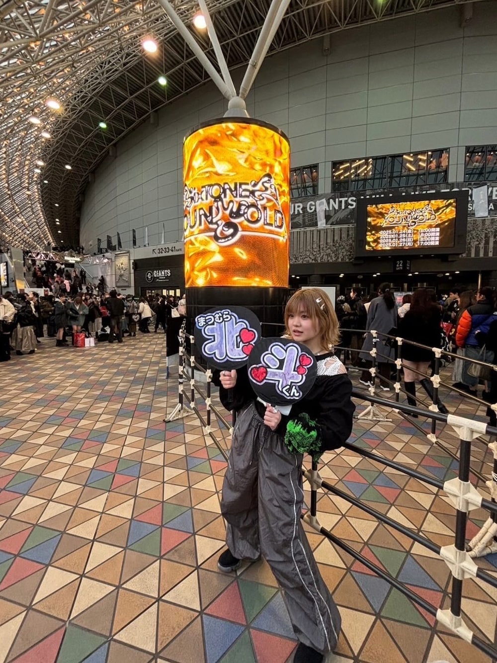 「ニットワンピース、ダメージニット、リメイク、SixTONES、現場服、ライブコーデ、お洒落さんとつながりたい、prankproject」｜「groundsの【grounds/グラウンズ】moopie　BLACK x CLEAR / ムーピーブラッククリア（スニーカー、ブラック系）」を使った、nozomiさん（レディース・155cm）の冬コーディネートの1枚目の写真
