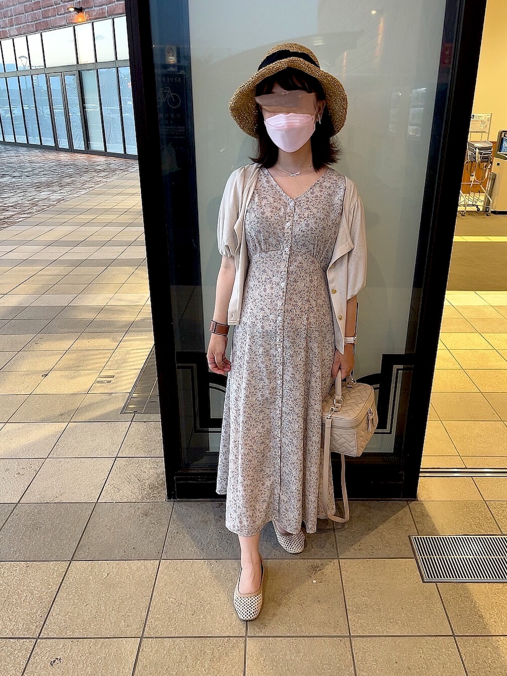 「麦わら帽子、ワンピース、花柄ワンピース、小花柄、小花柄ワンピース、帽子、バニティバッグ、メッシュパンプス、キレイめ、お出掛けコーデ、プチプラ、プチプラコーデ、骨格ストレート、低身長コーデ、小柄女子」｜「しまむらのアイテム（帽子、ベージュ系）」を使った、x 𝕟𝕚𝕛𝕚𝕞𝕒𝕤𝕦 xさん（レディース・154cm）の夏コーディネートの1枚目の写真
