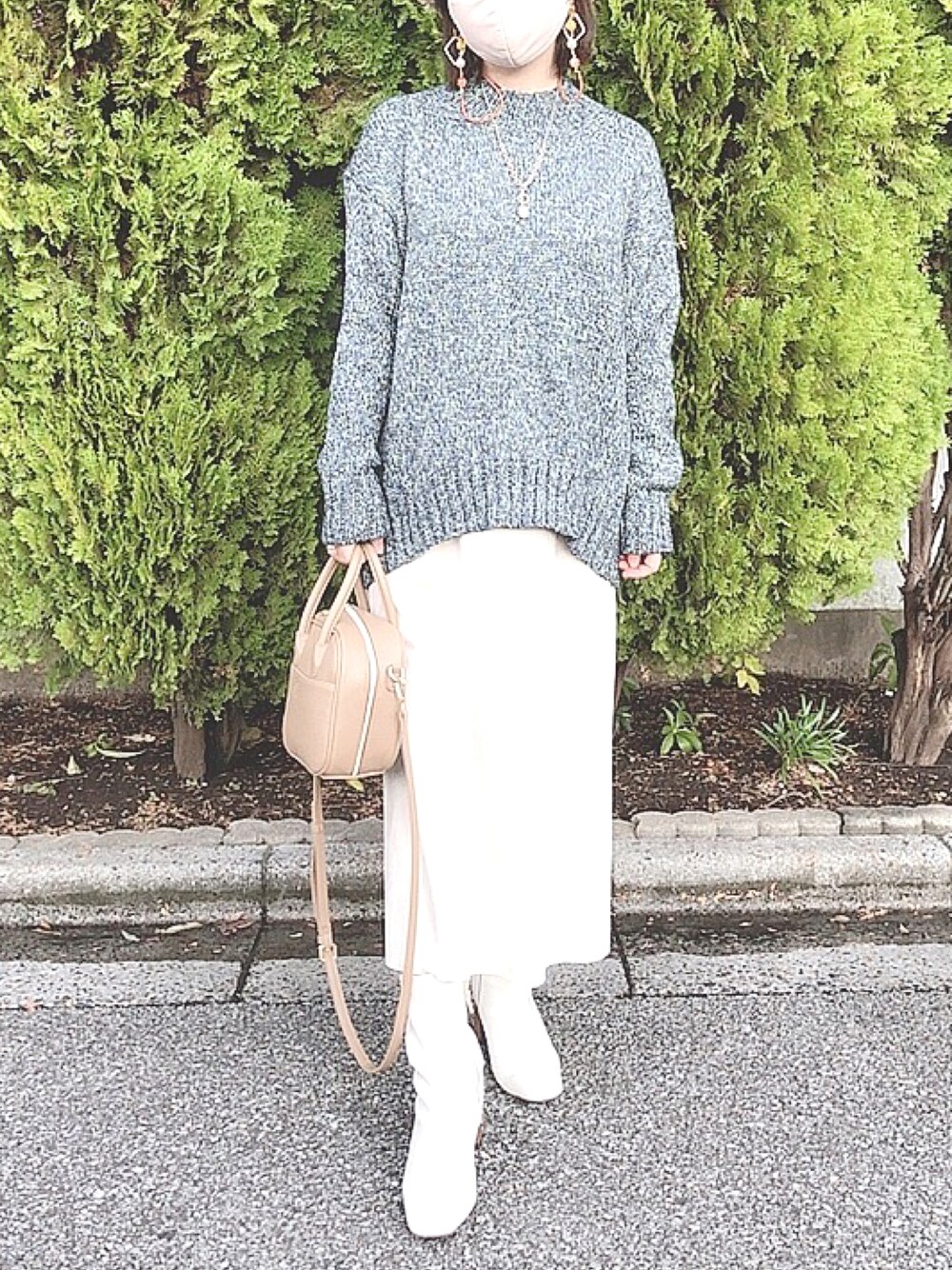 「タイトスカート、ブーツ、冬コーデ、モヘアニット、プチプラ、白スカート、低身長、ブルーニット、ホワイトスカート、白ブーツ、スクエアバッグ、ナロースカート、ホワイトブーツ、スエードスカート、骨格ストレート」｜「しまむらのアイテム（ニット/セーター、ブルー系）」を使った、x 𝕟𝕚𝕛𝕚𝕞𝕒𝕤𝕦 xさん（レディース・154cm）の冬コーディネートの1枚目の写真