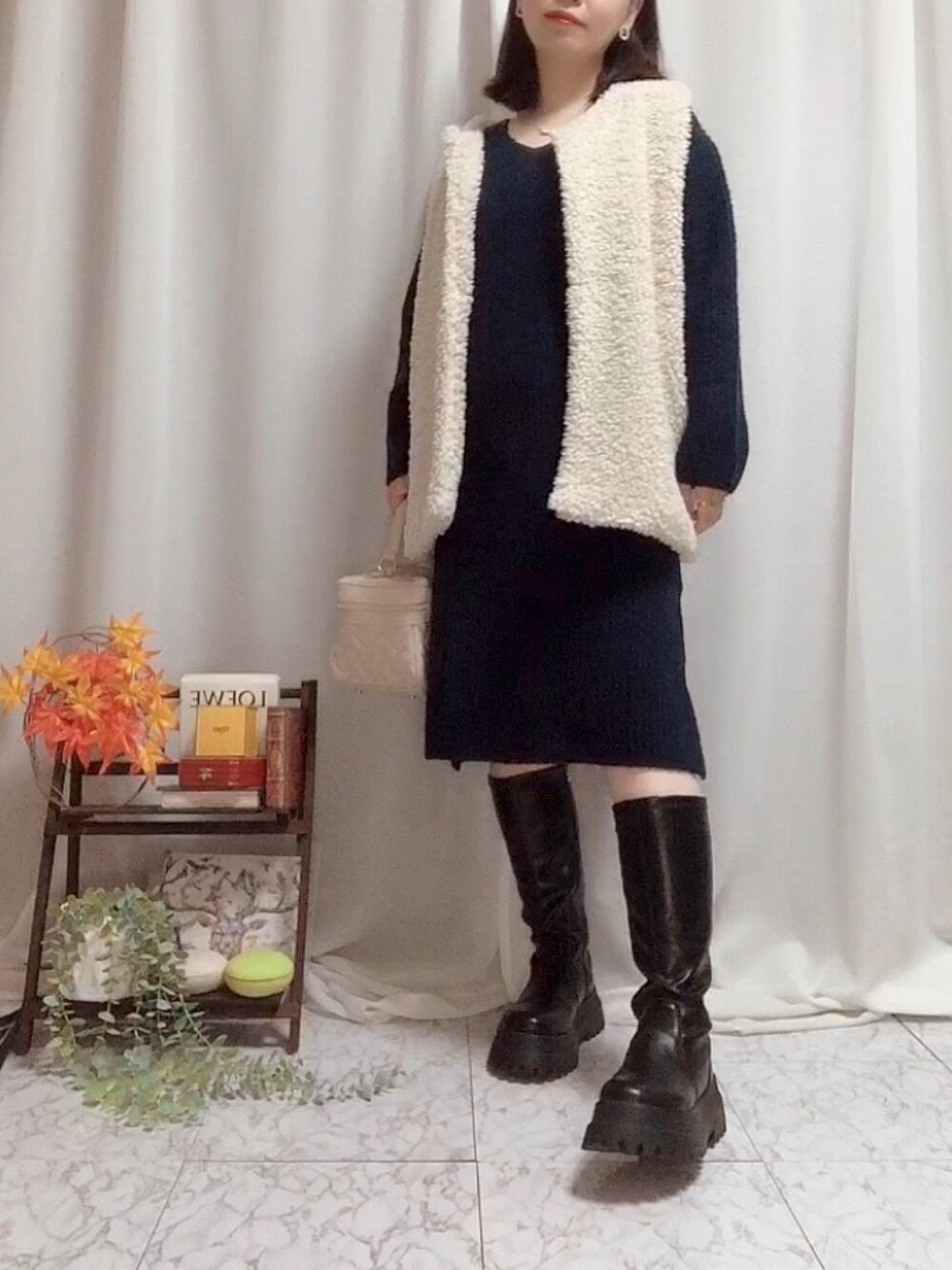 「ニットワンピース、ロングブーツ、ボアベスト、ベスト、ジレ、ブーツ、ブーツスタイル、ロングブーツコーデ、バニティバッグ、膝丈ワンピ、プチプラ、骨格ストレート、Vネックワンピース、アラフォーコーデ、プチプラコーデ」｜「Availのアイテム（ベスト、ホワイト系）」を使った、x 𝕟𝕚𝕛𝕚𝕞𝕒𝕤𝕦 xさん（レディース・154cm）の秋コーディネートの1枚目の写真