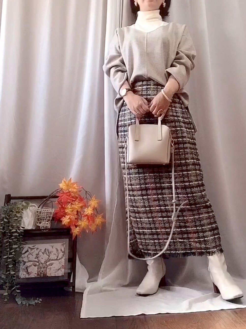 「ブーツ、ハイネック、タートルネック、プチプラ、ツイードスカート、チェックスカート、白ブーツ、Daniel Wellington、秋コーデ、スクエアバッグ、ホワイトブーツ、ドッキングトップス、骨格ストレート、ブルベ夏、チェック柄に恋してる」｜「しまむらのアイテム（Tシャツ/カットソー、グレー系）」を使った、x 𝕟𝕚𝕛𝕚𝕞𝕒𝕤𝕦 xさん（レディース・154cm）の秋コーディネートの1枚目の写真