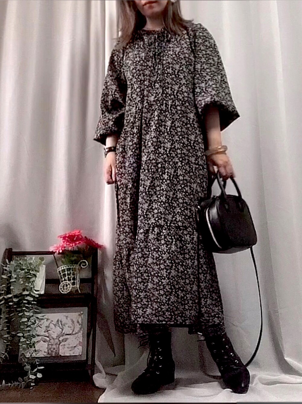 「ボリューム袖、小花柄ワンピース、小花柄、ワンピース、スクエアバッグ、黒バッグ、レースアップブーツ、黒ブーツ、Daniel Wellington、秋トレンド2021、秋のトレンド2021、秋のコーデ、秋コーデ、プチプラ、オトナ女子」｜「しまむらのアイテム（ワンピース、ブラック系）」を使った、x 𝕟𝕚𝕛𝕚𝕞𝕒𝕤𝕦 xさん（レディース・154cm）の秋コーディネートの1枚目の写真