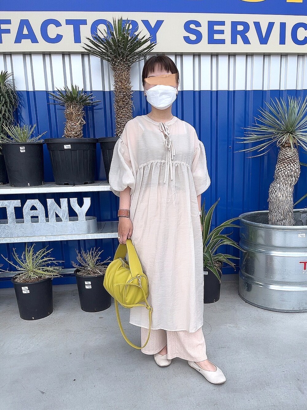 「レイヤードスタイル、シアーシャツ、シアーワンピース、シアーパンツ、レースパンツ、スクエアバッグ、フラットパンプス、プチプラ、プチプラコーデ、低身長コーデ、骨格ストレート、大人女子、低身長女子、夏コーデ、レイヤード」｜「しまむらのアイテム（シャツワンピース、ベージュ系）」を使った、x 𝕟𝕚𝕛𝕚𝕞𝕒𝕤𝕦 xさん（レディース・154cm）の春コーディネートの1枚目の写真