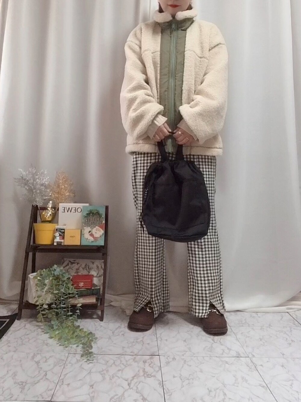 「フリース、大人カジュアル、チェックパンツ、トートバッグ、モカシン、ローファー、モカシンローファー、大人女子、アラフォーコーデ、プチプラ、プチプラコーデ、骨格ストレート、低身長コーデ、低身長女子、小柄コーデ」｜「しまむらのアイテム（ブルゾン、ホワイト系）」を使った、x 𝕟𝕚𝕛𝕚𝕞𝕒𝕤𝕦 xさん（レディース・154cm）の冬コーディネートの1枚目の写真