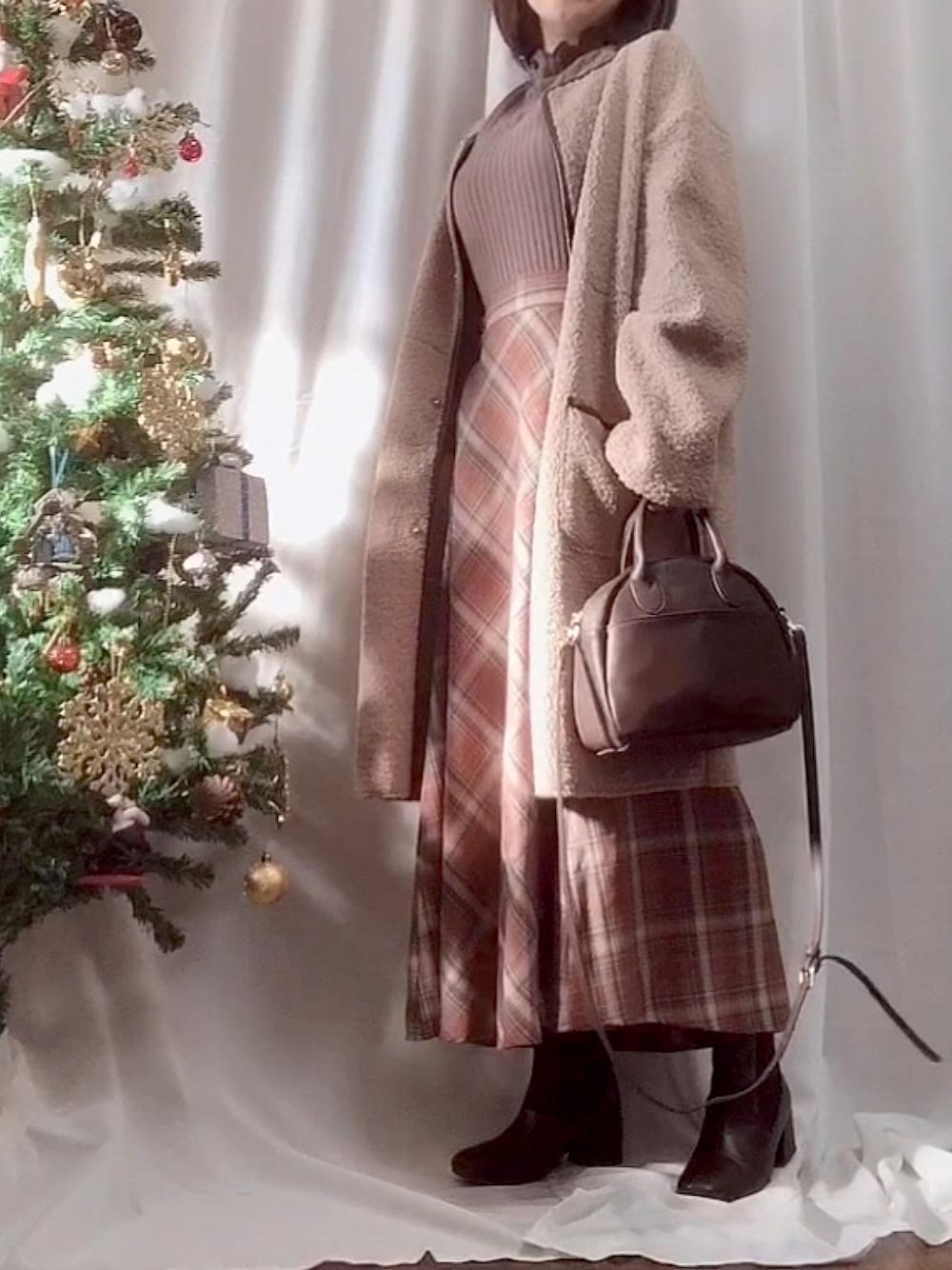 「ボアジャケット、クリスマスに着たい服、パイピングコート、ハイネックトップス、ハイネックニット、リブハイネック、ボアコート、チェック、チェックスカート、赤チェック、赤チェックスカート、ブーツ、ブラウンブーツ、ボストンバッグ、プチプラ」｜「しまむらのアイテム（ノーカラーコート、ブラウン系）」を使った、x 𝕟𝕚𝕛𝕚𝕞𝕒𝕤𝕦 xさん（レディース・154cm）の冬コーディネートの1枚目の写真