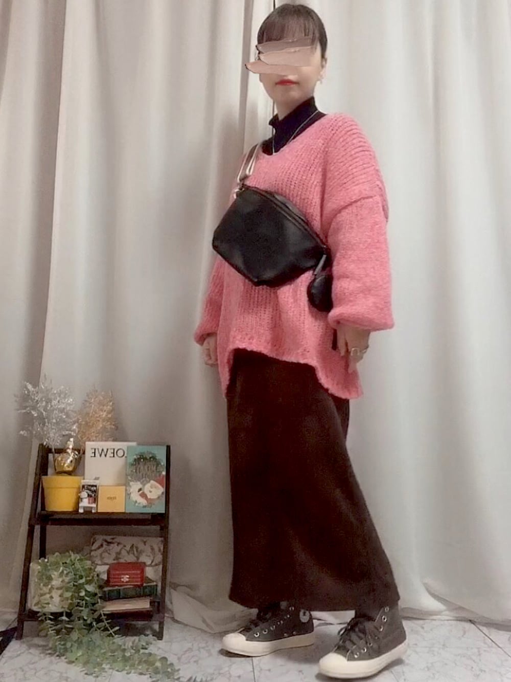 「コンバース、converse、ニット、ピンク、ピンクニット、ナロースカート、ベロアスカート、スエードスカート、スニーカー、スニーカーコーデ、コンバース ハイカット、コンバースコーデ、ボディバッグ、ハイネックニット、プチプラ」｜「しまむらのアイテム（ボディバッグ/ウエストポーチ、ブラック系）」を使った、x 𝕟𝕚𝕛𝕚𝕞𝕒𝕤𝕦 xさん（レディース・154cm）の冬コーディネートの1枚目の写真