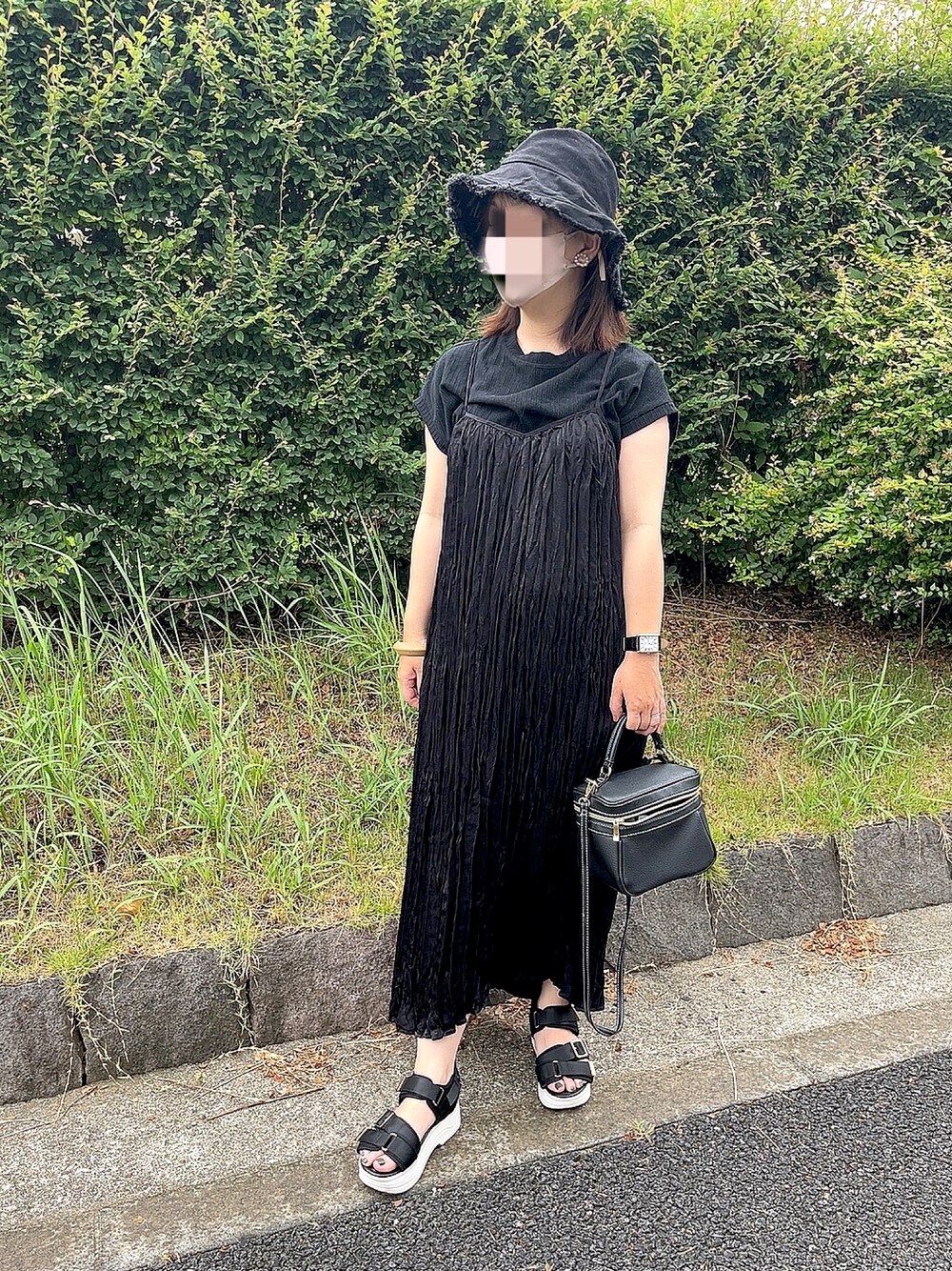 「ワントーンコーデ、ブラック、ブラックコーデ、バケハ、バケットハット、バケットハット黒、フレンチスリーブ、キャミワンピ、キャミワンピース、バニティバッグ、スポサン、プチプラ、プチプラコーデ、低身長コーデ、骨格ストレート」｜「3coinsの【EARLY SUMMER】フリンジバケットハット（ハット、ブラック系）」を使った、x 𝕟𝕚𝕛𝕚𝕞𝕒𝕤𝕦 xさん（レディース・154cm）の夏コーディネートの1枚目の写真