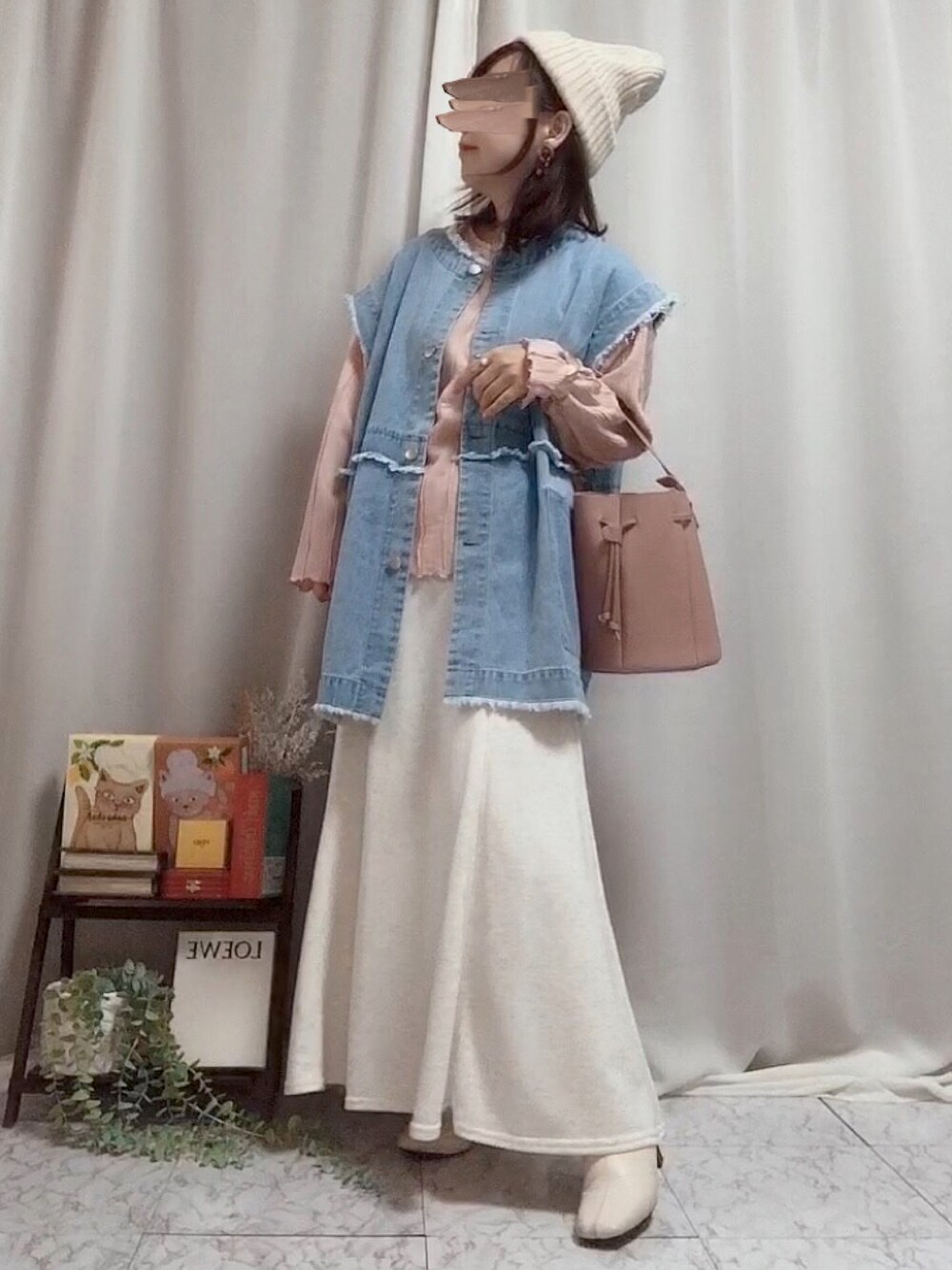 「春色、オトナカジュアル、オトナ女子、ニット帽、ニットキャップ、ベスト、デニムベスト、ピンク、桜色、スウェットスカート、カヌレバッグ、ブーツ、ブーツスタイル、プチプラ、骨格ストレート」｜「LOGOSのアイテム（ニットキャップ/ビーニー、ホワイト系）」を使った、x 𝕟𝕚𝕛𝕚𝕞𝕒𝕤𝕦 xさん（レディース・154cm）の春コーディネートの1枚目の写真