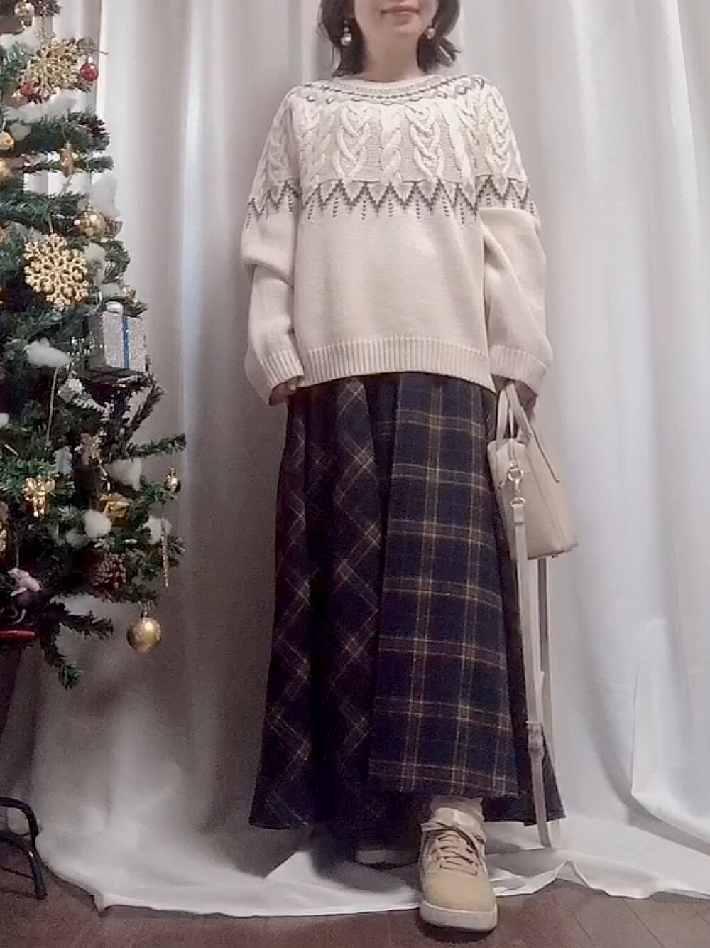 「ノルディック柄、クリスマスに着たい服、フェアアイル、フェアアイル柄、フェアアイルニット、ノルディックセーター、ノルディックニット、ニット、チェックスカート、スニーカー、New Balance、プチプラ、プチプラコーデ、骨格ストレート、冬コーデ」｜「GUのアイテム（ニット/セーター、ホワイト系）」を使った、x 𝕟𝕚𝕛𝕚𝕞𝕒𝕤𝕦 xさん（レディース・154cm）の冬コーディネートの1枚目の写真