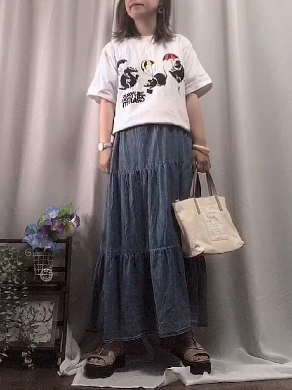 「ティアードスカート、デニムスカート、デニムティアード、Tシャツ、バンクシー、バンクシーコラボ、バンクシーTシャツ、スポサン、Daniel Wellington、バングル、ASOKO、アダムスジャグラー、adamsjuggler、プチプラ、カジュアル」｜「adamsJUGGLERのBRANDLISED Tシャツバンクシー Three RAT TEE（Tシャツ/カットソー、ホワイト系）」を使った、x 𝕟𝕚𝕛𝕚𝕞𝕒𝕤𝕦 xさん（レディース・154cm）の夏コーディネートの1枚目の写真