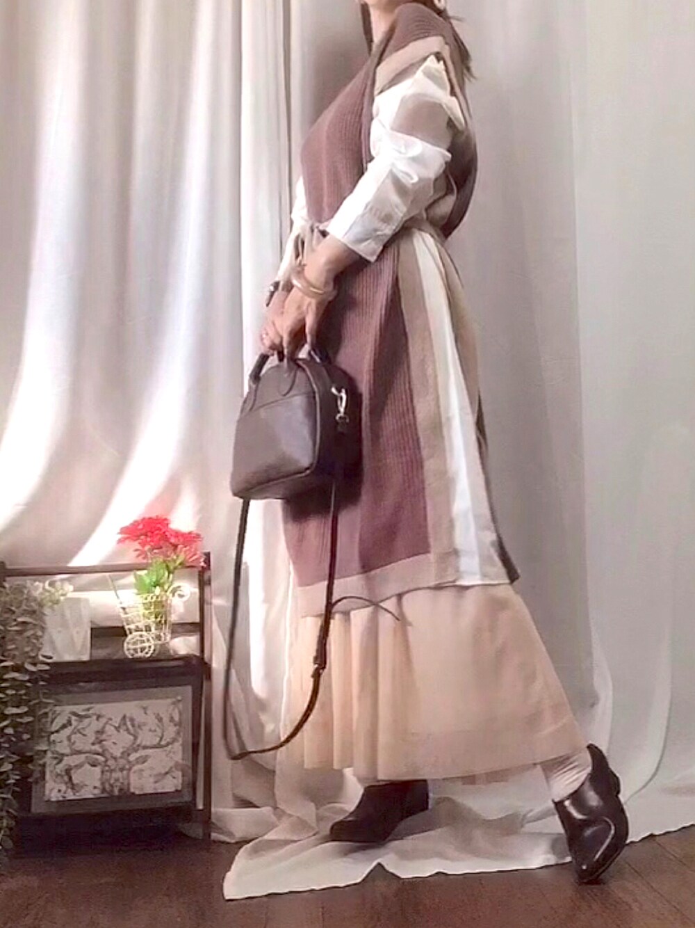 「チュールスカート、ニットベスト、プチプラ、ボストンバッグ、大人女子、プチプラコーデ、秋服、ドッキングワンピ、大人かわいい、大人フェミニン、秋コーデ、ベスト×シャツ、レイアード、ドッキングワンピース、だから秋服が好き」｜「しまむらのアイテム（ワンピース、ブラウン系）」を使った、x 𝕟𝕚𝕛𝕚𝕞𝕒𝕤𝕦 xさん（レディース・154cm）の秋コーディネートの1枚目の写真