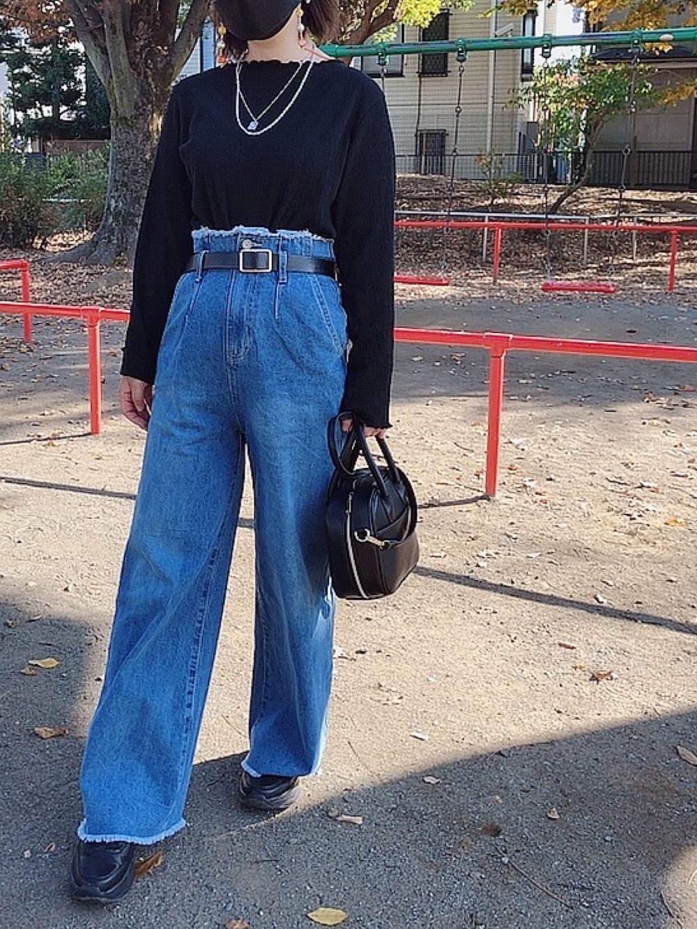 「スニーカー、デニム、カジュアル、ジーンズ、ハイウエストデニム、ハイウエスト、タックイン、ハイウエストパンツ、厚底シューズ、デニムスタイル、厚底スニーカー、スクエアバッグ、フリンジデニム、メロウ、メロウトップス」｜「しまむらのアイテム（Tシャツ/カットソー、ブラック系）」を使った、x 𝕟𝕚𝕛𝕚𝕞𝕒𝕤𝕦 xさん（レディース・154cm）の冬コーディネートの1枚目の写真
