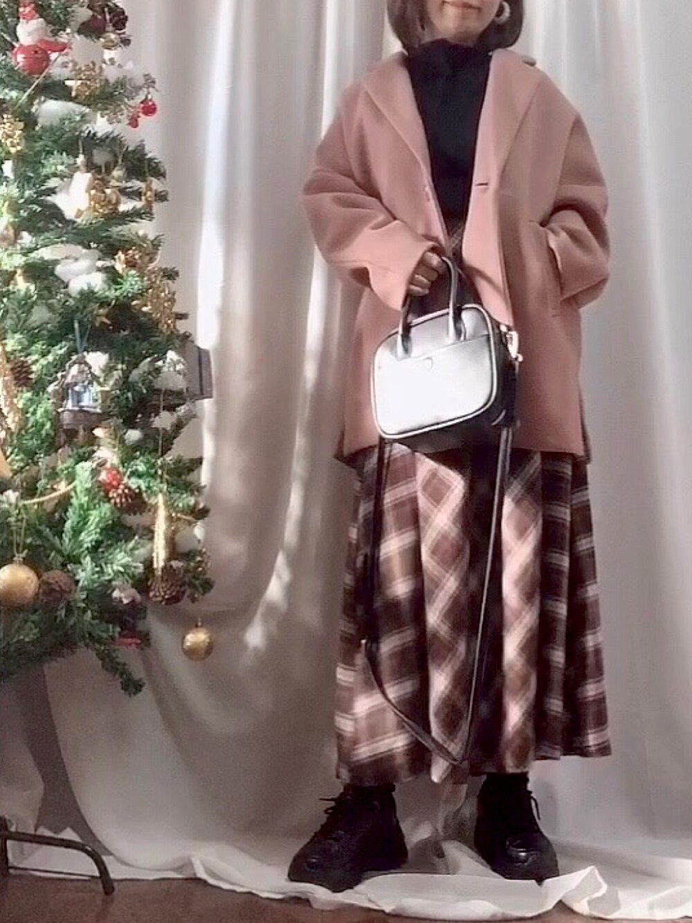 「チェック柄に恋してる、クリスマスに着たい服、チェスターコート、ピンクコート、コート、コートスタイル、ハイネック、スニーカー、スニーカーコーデ、厚底スニーカー、厚底シューズ、スクエアバッグ、プチプラ、プチプラコーデ、骨格ストレート」｜「しまむらのアイテム（ニット/セーター、ブラック系）」を使った、x 𝕟𝕚𝕛𝕚𝕞𝕒𝕤𝕦 xさん（レディース・154cm）の冬コーディネートの1枚目の写真