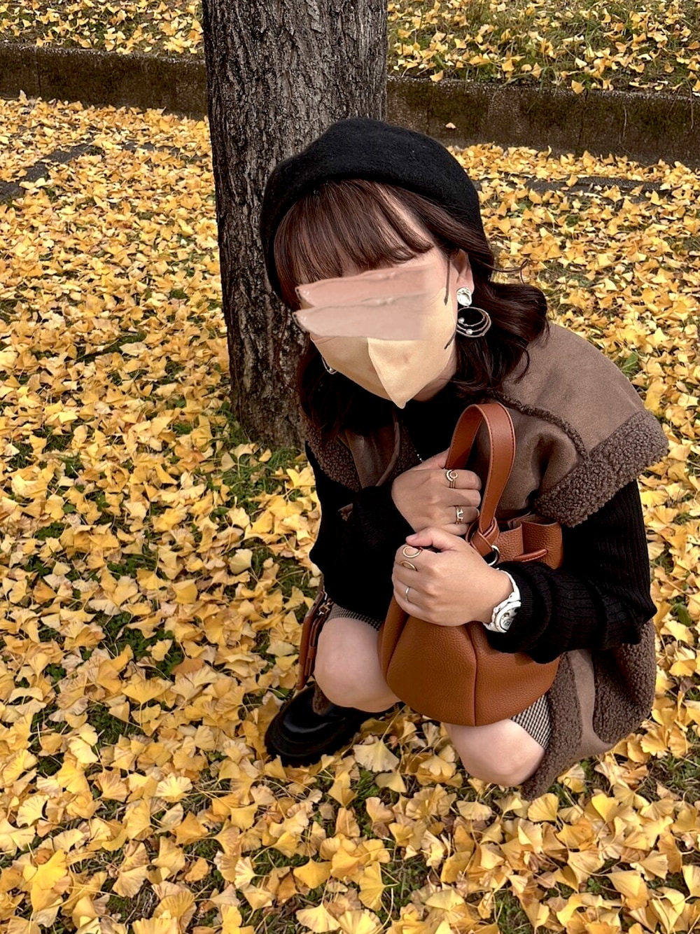 「ニット、ベスト、ボアベスト、ベレー帽、ブラックニット、ハーフパンツ、イチョウ並木、秋コーデ、ロングブーツ、ブーツスタイル、カヌレバッグ、BabyG、プチプラ、プチプラコーデ、骨格ストレート」｜「しまむらのアイテム（ハンチング/ベレー帽、ブラック系）」を使った、x 𝕟𝕚𝕛𝕚𝕞𝕒𝕤𝕦 xさん（レディース・154cm）の秋コーディネートの1枚目の写真