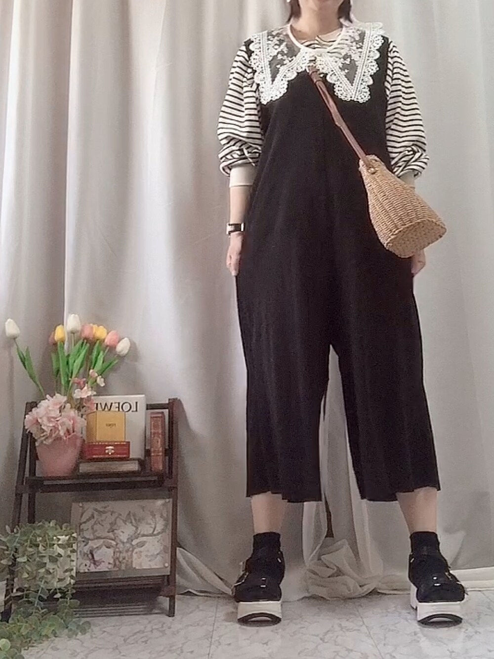 「サロペット、春服、ボーダー、つけ襟、ビッグカラー、雑材バッグ、ショルダーバッグ、かごバッグ、スポサン、スポサン×靴下、プチプラ、プチプラコーデ、小柄、低身長コーデ、骨格ストレート」｜「しまむらのアイテム（カーディガン/ボレロ、ホワイト系）」を使った、x 𝕟𝕚𝕛𝕚𝕞𝕒𝕤𝕦 xさん（レディース・154cm）の春コーディネートの1枚目の写真