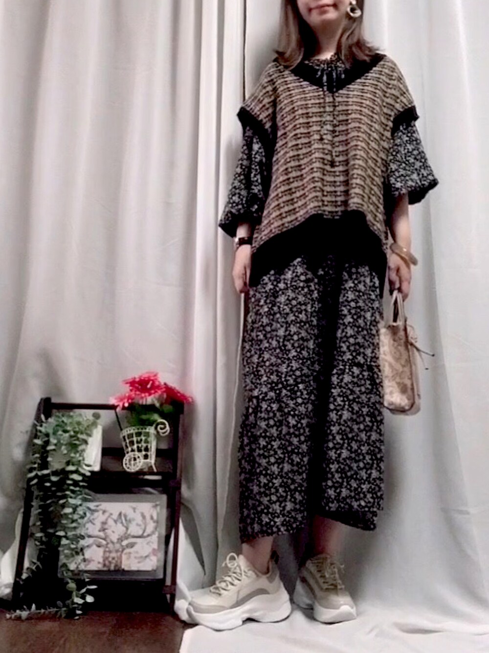 「厚底シューズ、厚底スニーカー、厚底、ツイードベスト、ベスト、ワンピース、小花柄ワンピース、花柄ワンピース、スクエアバッグ、Daniel Wellington、秋コーデ、秋トレンド2021、秋のコーデ、秋冬コーデ、秋服」｜「しまむらのアイテム（ベスト、ブラック系）」を使った、x 𝕟𝕚𝕛𝕚𝕞𝕒𝕤𝕦 xさん（レディース・154cm）の秋コーディネートの1枚目の写真