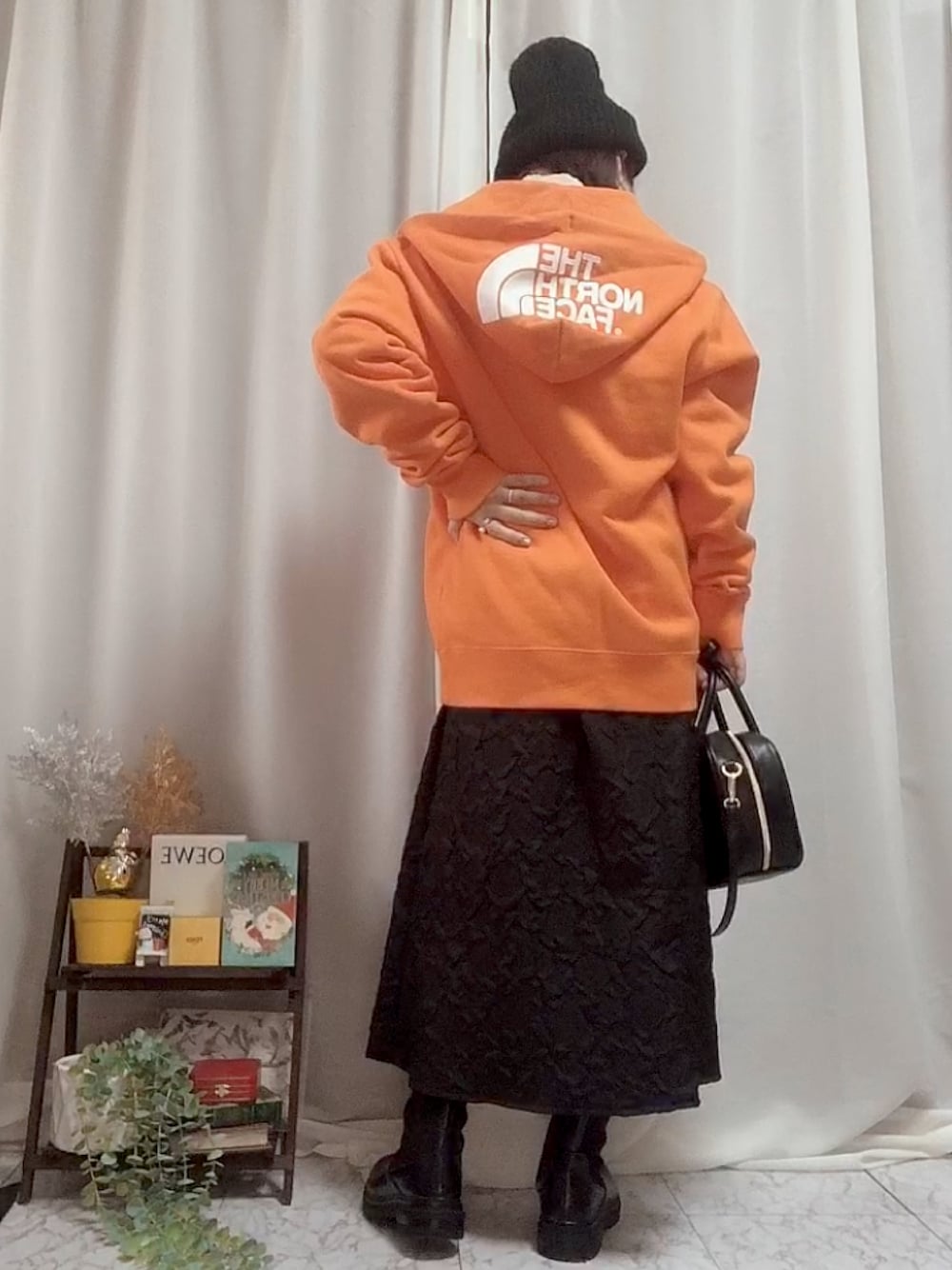 「THE NORTH FACE、大人カジュアル、ジップパーカー、オレンジ、パーカー、黒スカート、フレアスカート、ロングブーツ、ブーツ、ブーツスタイル、スクエアバッグ、ニット帽、ニットキャップ、プチプラ、骨格ストレート」｜「しまむらのアイテム（キャップ、ブラック系）」を使った、x 𝕟𝕚𝕛𝕚𝕞𝕒𝕤𝕦 xさん（レディース・154cm）の冬コーディネートの1枚目の写真