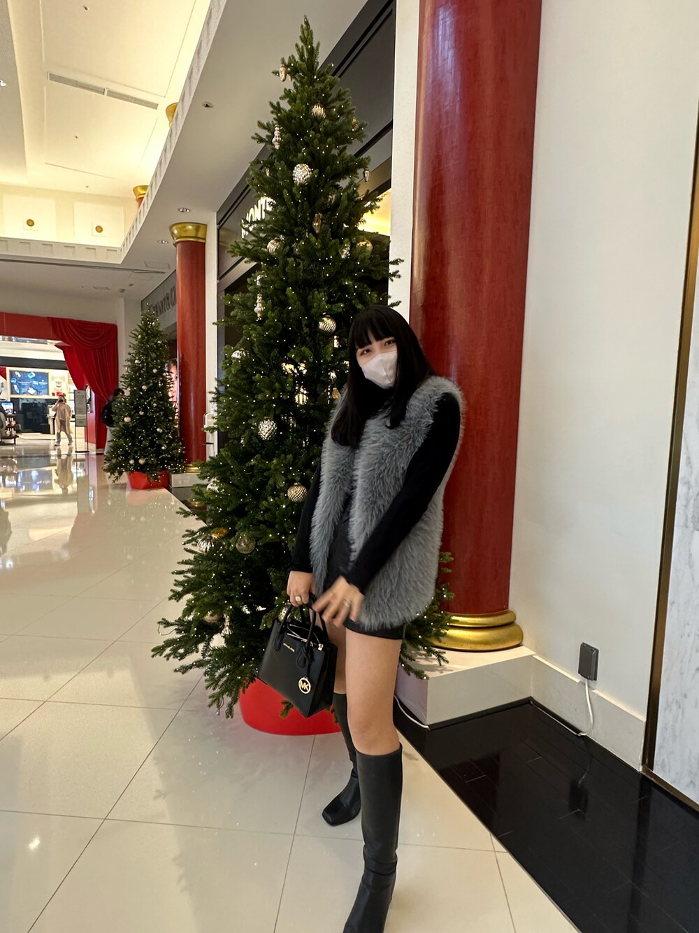 「冬コーデ、お出かけコーデ、クリスマスコーデ、骨格ウェーブ」｜「MICHAEL KORSのアイテム（ショルダーバッグ、ブラック系）」を使った、mikiiisさん（レディース・162cm）の冬コーディネートの1枚目の写真