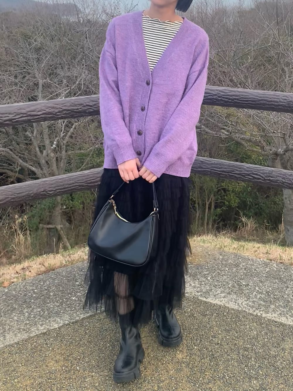 「春のおしゃ見えテクニック、春コーデ、春服みてみて、休日スタイル、大人カジュアル、カジュアルコーデ、デートコーデ、お出かけコーデ、カラーコーデ、プチプラ、カーディガン、ボーダー、ブーツ」｜「HoneysのメランジＶネックカーディガン（カーディガン/ボレロ、パープル系）」を使った、( ◠‿◠ )さん（レディース・162cm）の春コーディネートの1枚目の写真