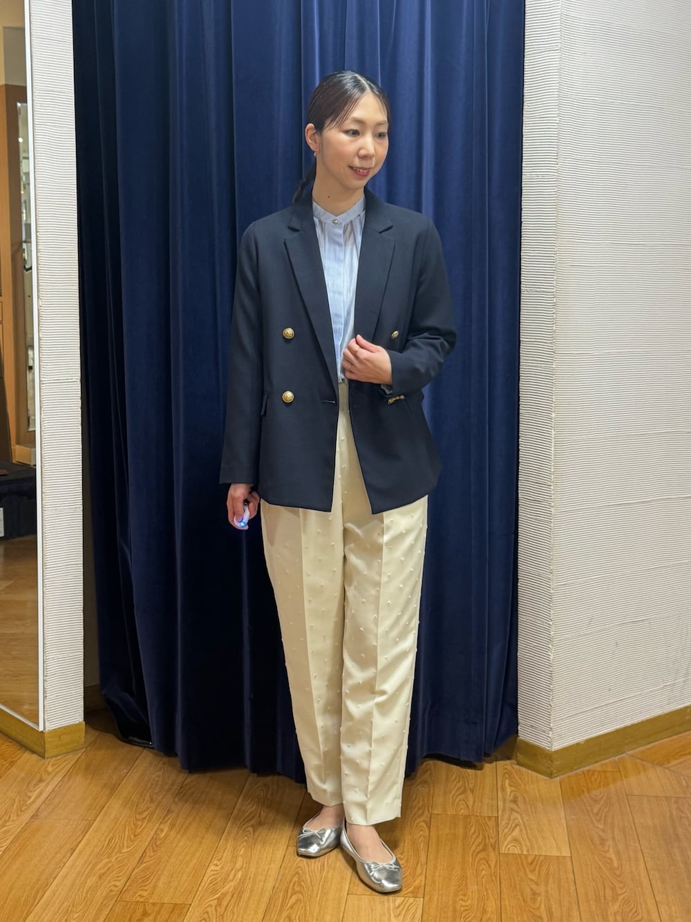 ホワイト系のその他パンツ、ブルー系のシャツ/ブラウス、ブルー系のテーラードジャケットを着用したレディースの春コーディネートの1枚目の写真