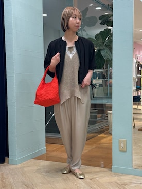 「NOLLEY’S（ノーリーズ）の【一部店舗＆WEB限定カラー】ウォッシャブル高機能サテン裾タブ付きパンツ（その他パンツ、ベージュ系）」を使った、nol tsujiさん（レディース・164cm）の春コーディネート