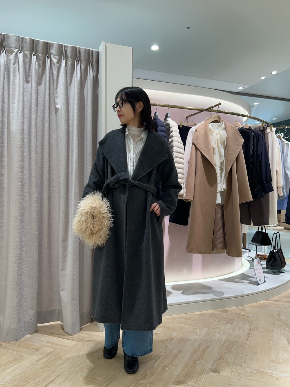 ホワイト系のTシャツ/カットソー、ホワイト系のシャツ/ブラウス、ベージュ系のショルダーバッグを着用したレディースの秋コーディネートの1枚目の写真