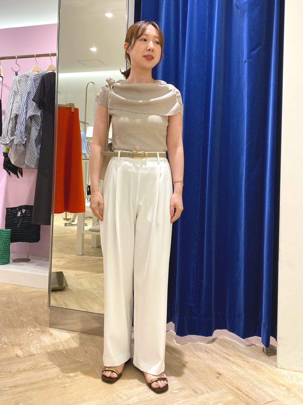 ベージュ系のニット/セーター、ホワイト系のその他パンツ、ホワイト系のショルダーバッグを着用したレディースの夏コーディネートの1枚目の写真