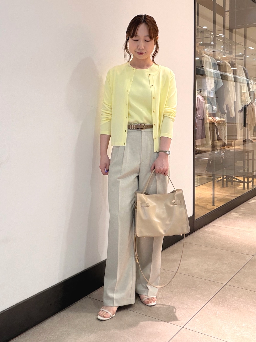 ベージュ系のその他パンツ、ベージュ系のテーラードジャケット、ベージュ系のトートバッグを着用したレディースの春コーディネートの1枚目の写真