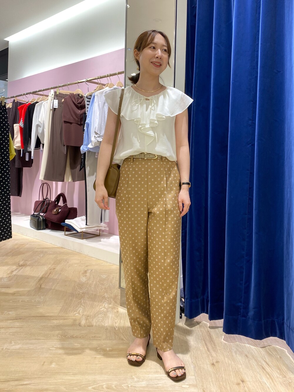 ホワイト系のシャツ/ブラウス、ブラウン系のショルダーバッグ、ベージュ系のその他パンツを着用したレディースの夏コーディネートの1枚目の写真