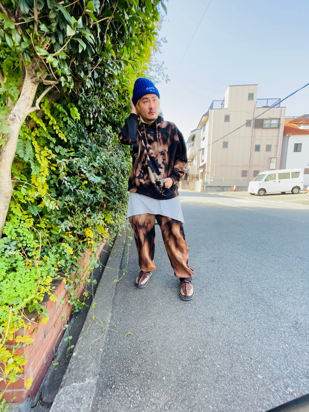 「スニーカーコーデ、オーバーサイズ、セットアップ、スエット」｜「Supreme のアイテム（ニットキャップ/ビーニー、ブルー系）」を使った、イトちゃんさん（メンズ・170cm）の秋コーディネートの1枚目の写真