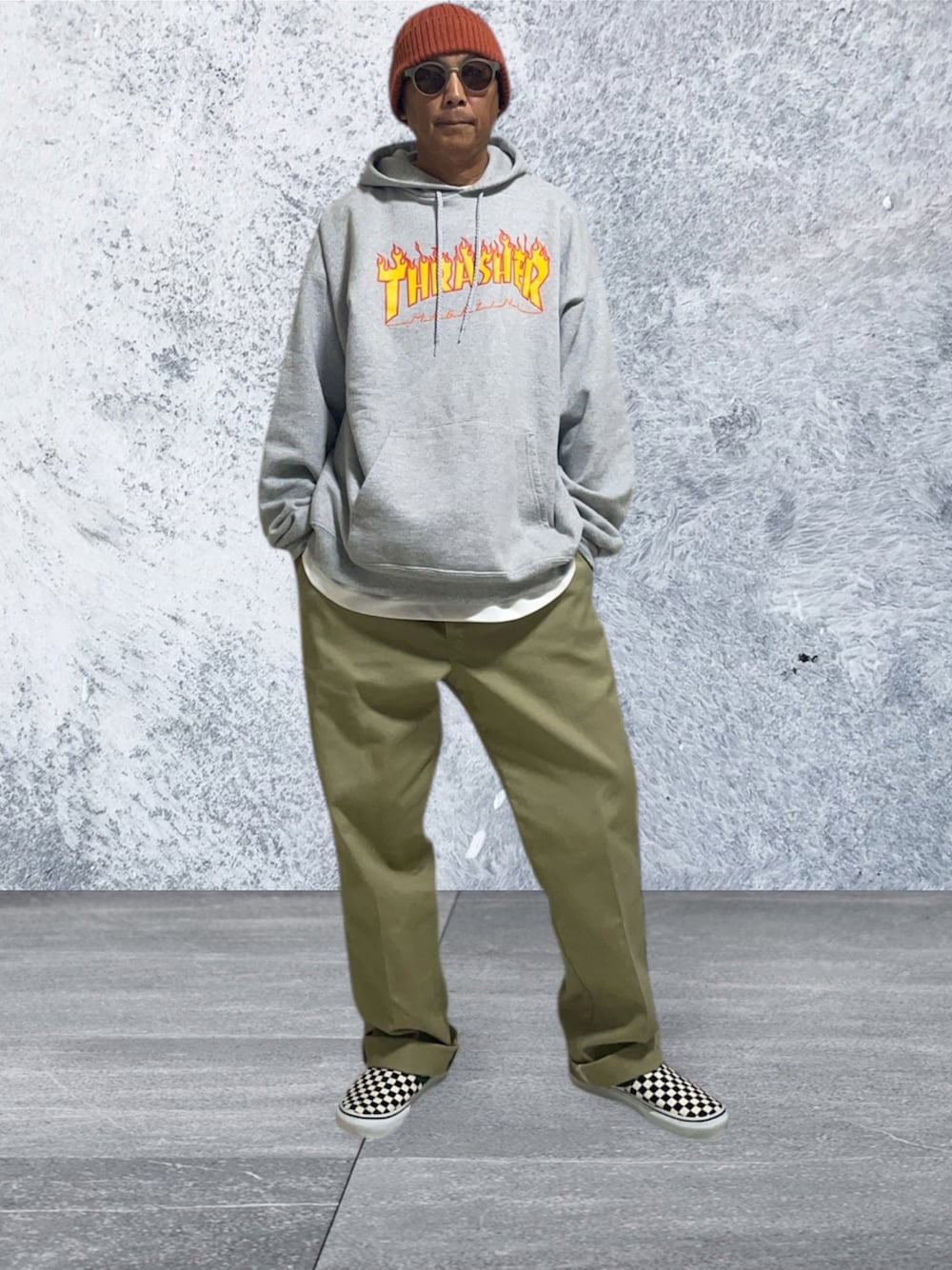 ベージュ系のチノパンツ、ホワイト系のスリッポン、シルバー系のパーカーを着用したメンズの秋コーディネートの1枚目の写真