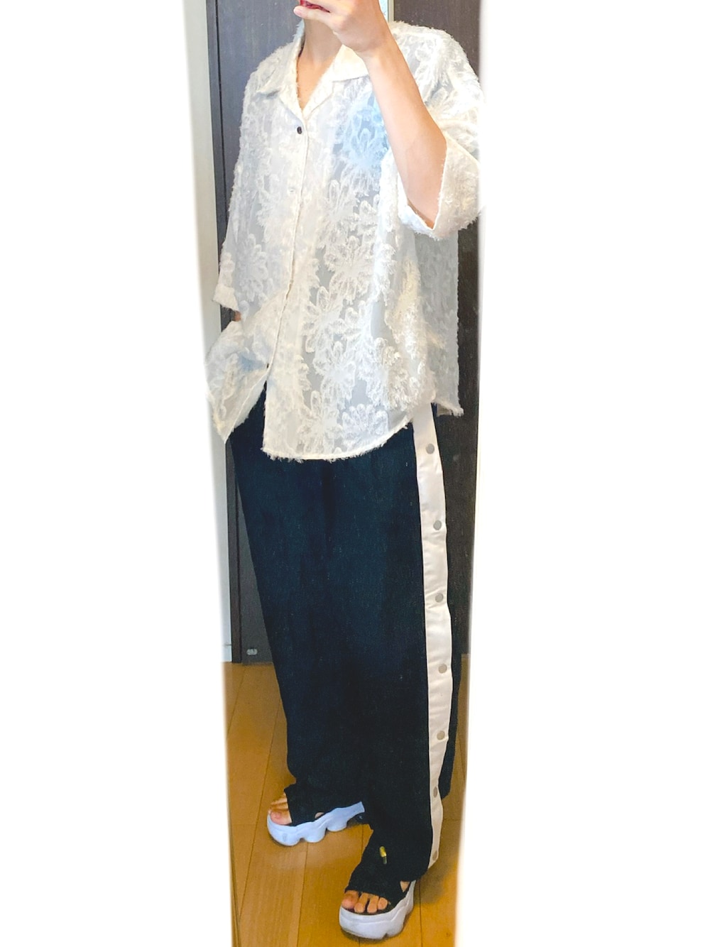 「シャツスタイル、シアーシャツ、柄シャツ、花柄、ホワイト、スラックス、ブラック、ラインパンツ、サンダル、夏コーデ、きれいめカジュアル、シンプルスタイル、adrer、低身長、おしゃれさんと繋がりたい」｜「NIKEのナイキ エア マックス ココ ウィメンズサンダル / Nike Air Max Koko Women's Sandals CI8798-002 Black（サンダル、ブラック系）」を使った、エムシーさん（メンズ・168cm）の夏コーディネートの1枚目の写真