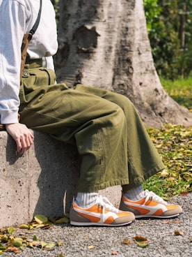 「アイテム（スニーカー、オレンジ系）」を使った、HIGHTIDEさん（レディース・160cm）の秋コーディネート