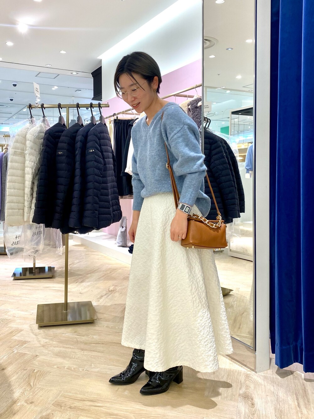「最近のいい感じコーデ、休日スタイル、ラクチンコーデ、大人女子、ニットコーデ、大人かわいい、スカートコーデ、きれいめカジュアル、あったかコーデ、お洒落さんとつながりたい、大人カジュアル、キレイめコーデ、シンプルコーデ」｜「NOLLEY’S Sophiのモヘヤラメスパンコール2WAYプルオーバーニット（ニット/セーター、ブルー系）」を使った、taki chanさん（レディース・155cm）の冬コーディネートの1枚目の写真