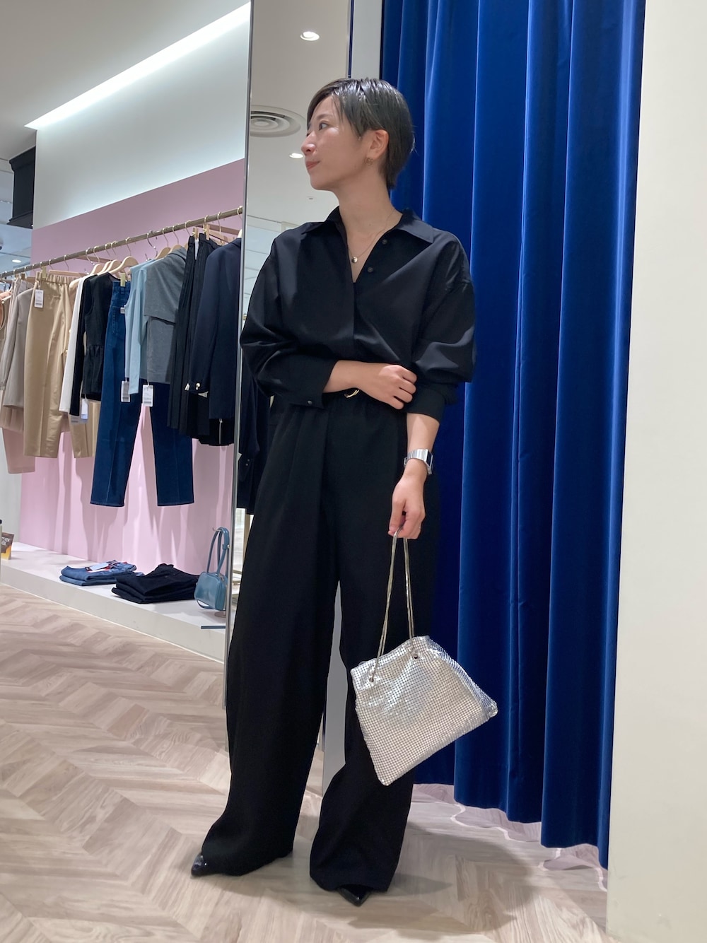 「秋コーデ、秋服コーデ、ラクチンコーデ、お洒落さんとつながりたい、大人女子、オトナカワイイ、セレモニーコーデ、おでかけコーデ、ジャンプスーツ、ブラックコーデ、きれいめカジュアル、ママコーデ、ママファッション、低身長コーデ、ノーリーズ」｜「NOLLEY’S Sophiのウォッシャブルベルト付きサテンジャンプスーツ（つなぎ/オールインワン、ブラック系）」を使った、taki chanさん（レディース・155cm）の秋コーディネートの1枚目の写真