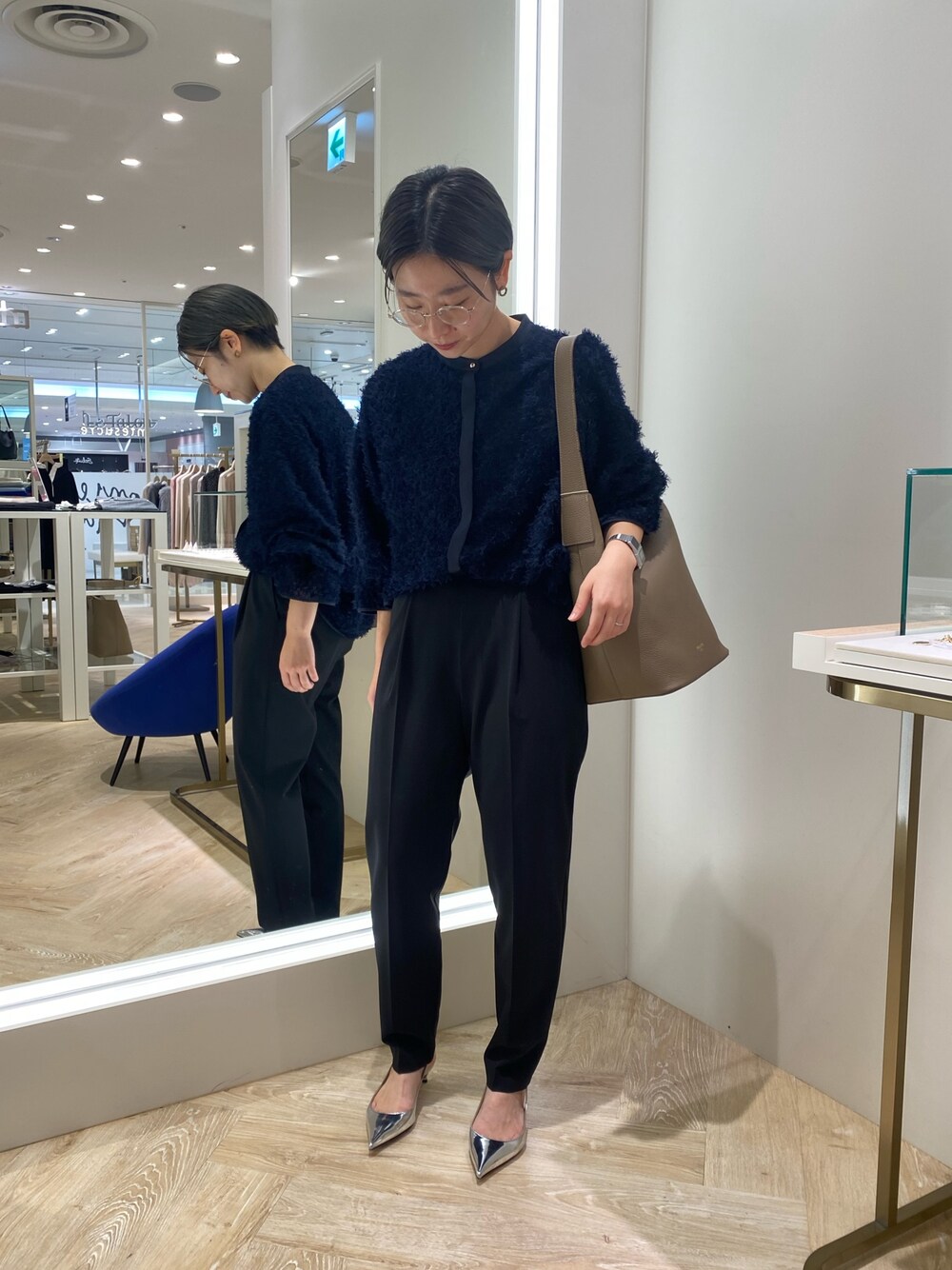「最近のいい感じコーデ、カジュアルスタイル、クリスマスに着たい服、大人コーデ、大人かわいい、大人ファッション、パンツスタイル、オフィスカジュアル、低身長女子、メガネ女子、骨格ストレート、お仕事コーデ」｜「NOLLEY’S Sophiのウール混ウォッシャブルインゴムパンツ（その他パンツ、ブルー系）」を使った、taki chanさん（レディース・155cm）の秋コーディネートの1枚目の写真