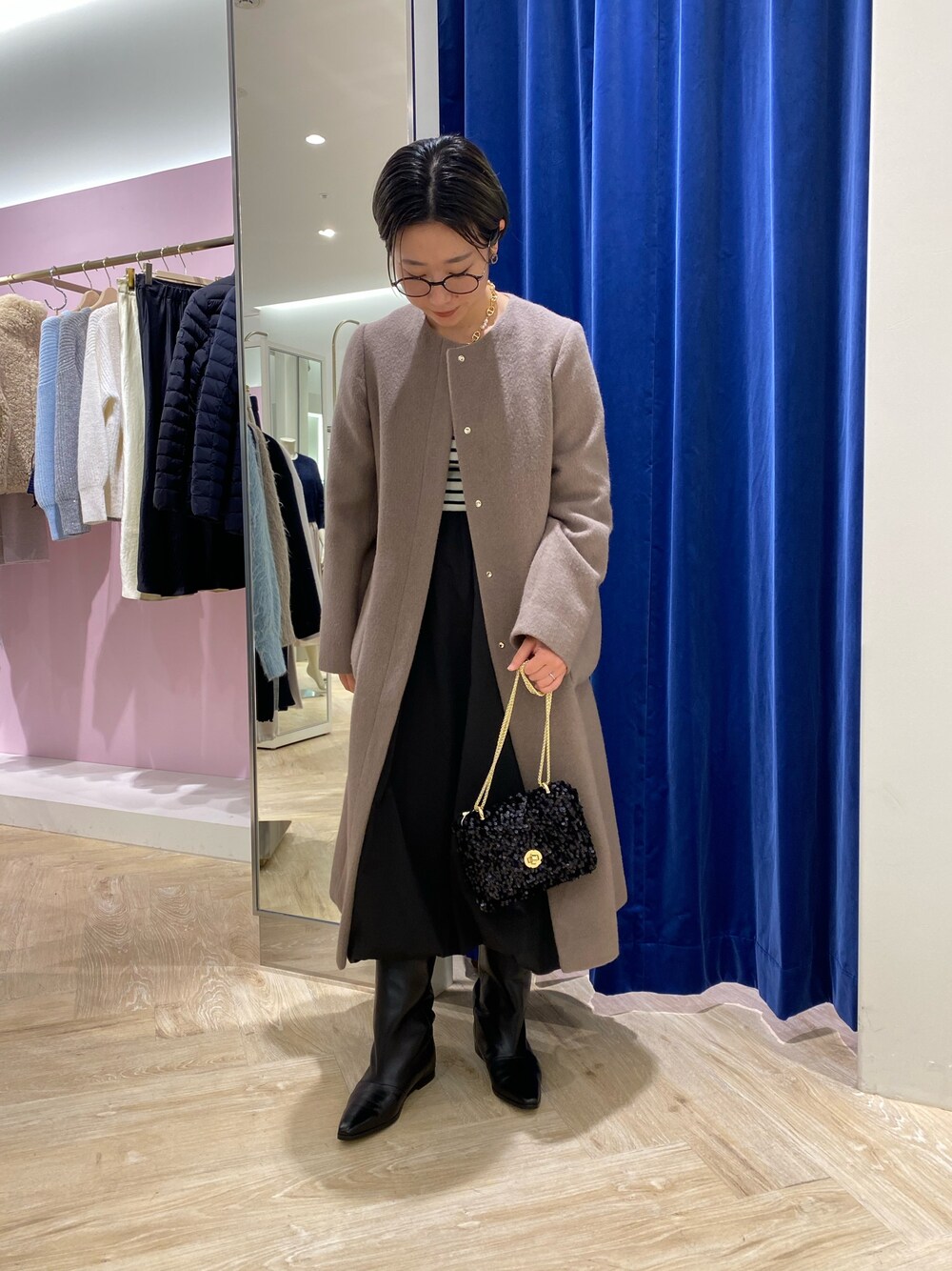 「冬コーデ、秋冬コーデ、大人かわいい、シンプル、お出かけコーデ、あったかコーデ、キレイめ、シンプルスタイル、モノトーン、低身長女子、大人可愛い、冬のコーデ、ワンピース、バルーンスカート」｜「NOLLEY’Sのノーカラーシャギーコート（ノーカラーコート、ブラウン系）」を使った、taki chanさん（骨格ストレート・レディース・155cm）の冬コーディネートの1枚目の写真