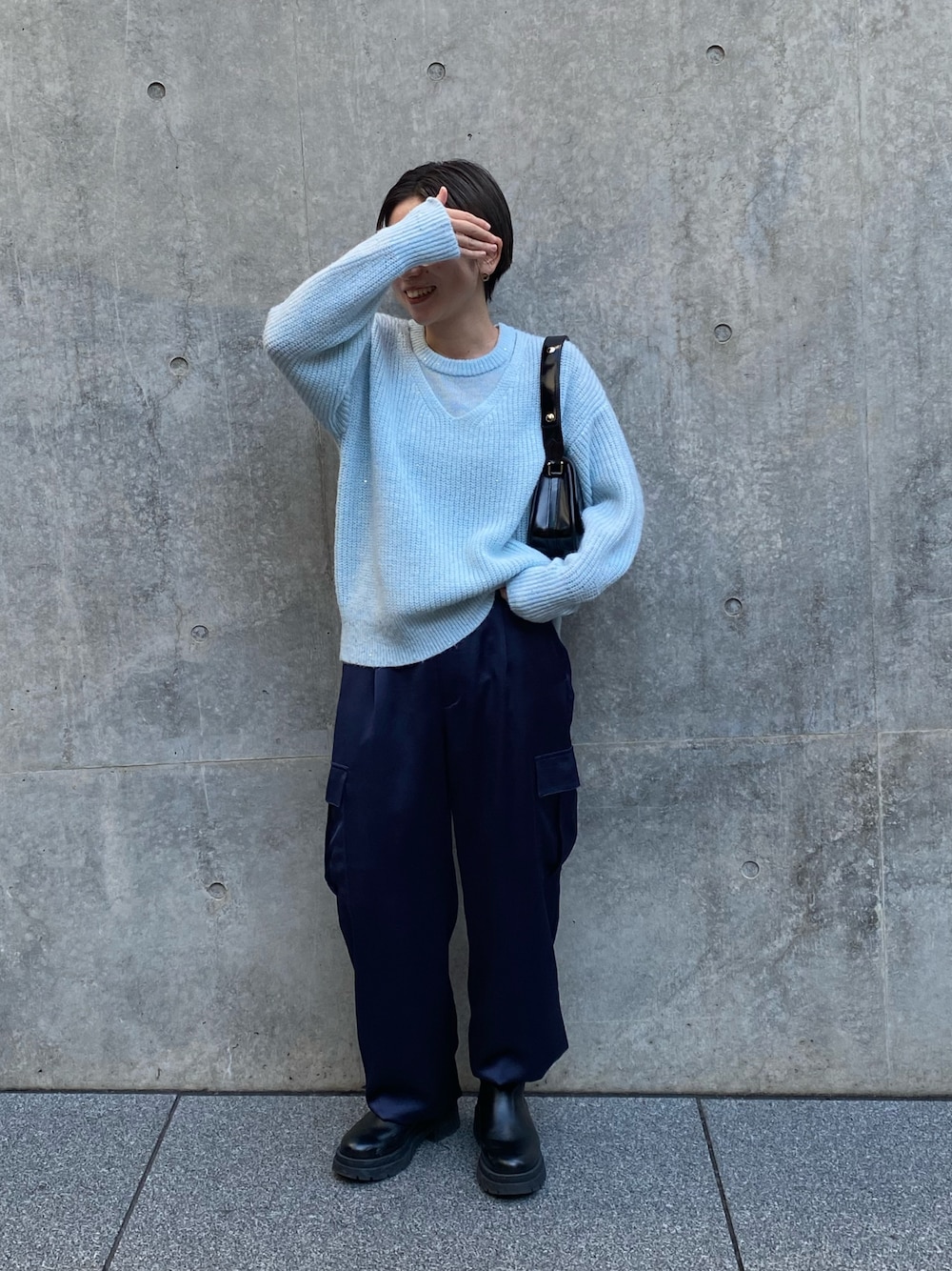 「最近のいい感じコーデ、スパンコール、ニット、大人女子、あったかコーデ、きれいめカジュアル、お洒落さんとつながりたい、ブルーコーデ、ネイビーパンツ、カーゴパンツ、シンプルコーデ」｜「NOLLEY’S Sophiの《手洗い可能》スパンコールモヘヤレイヤード風プルオーバーニット（ニット/セーター、ブルー系）」を使った、taki chanさん（レディース・155cm）の冬コーディネートの1枚目の写真