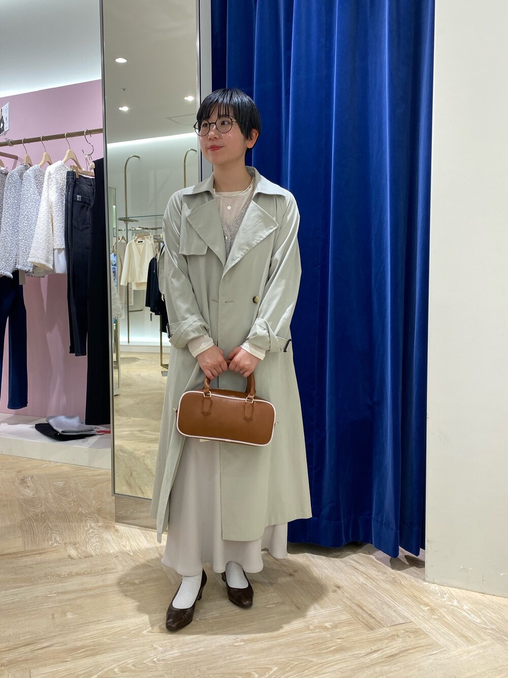 「春コーデ、春めき満開コーデ、ootd、オトナカワイイ、春服、休日、トレンチコート、きれいめカジュアル、オトナカジュアル、シンプルコーデ、nolleys、nolleys sophi」｜「NOLLEY’S Sophiの撥水ライトトレンチコート（トレンチコート、グリーン系）」を使った、taki chanさん（骨格ストレート・レディース・155cm）の春コーディネートの1枚目の写真