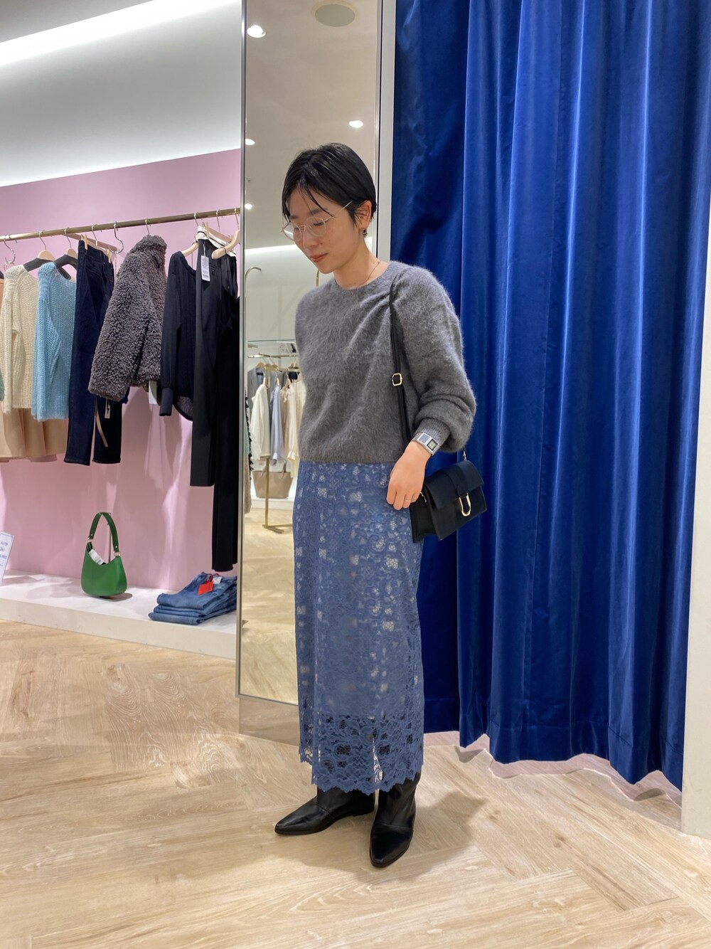 「最近のいい感じコーデ、淡色コーデ、おでかけコーデ、厚底シューズ、クリスマスコーデ、カラーニット、レーススカート、ショート丈、女子会コーデ」｜「NOLLEY’S Sophiのヘアリーショート丈クルーネックプルオーバーニット（ニット/セーター、グレー系）」を使った、taki chanさん（レディース・155cm）の秋コーディネートの1枚目の写真
