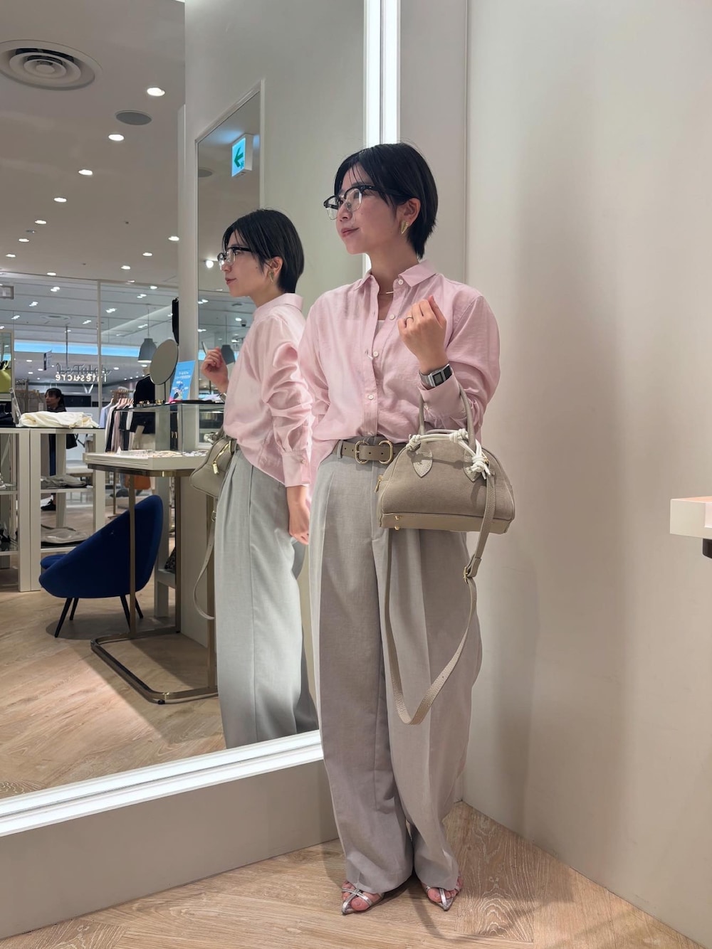 「ショルダーバッグ、ワイドパンツ、シャツスタイル、ピンクシャツ、淡色コーデ、シンプルコーデ、夏ファッション、お洒落さんとつながりたい、大人女子、最近のいい感じコーデ、オトナカワイイ、キレイめ、メガネ女子、シアーシャツ」｜「LEFIJEの【LEFIJE/レフィエ】別注ダブルバックルベルト（ベルト、ベージュ系）」を使った、taki chanさん（骨格ストレート・レディース・155cm）の春コーディネートの1枚目の写真