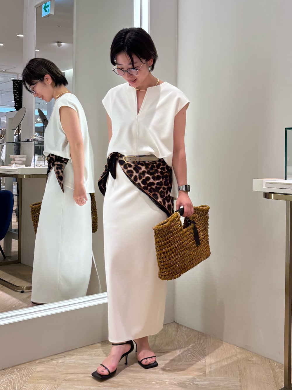「夏コーデ、サンダル、淡色コーデ、大人カジュアルコーデ、大人コーデ、デイリーカジュアル、きれいめコーデ、きれいめカジュアル、お洒落さんとつながりたい、オールホワイト、セットアップ、レオパード柄、ママコーデ」｜「NOLLEY’S Sophiの《セットアップ対応》マルチファンクションキーネックプルオーバーカットソー（Tシャツ/カットソー、ホワイト系）」を使った、taki chanさん（骨格ストレート・レディース・155cm）の夏コーディネートの1枚目の写真
