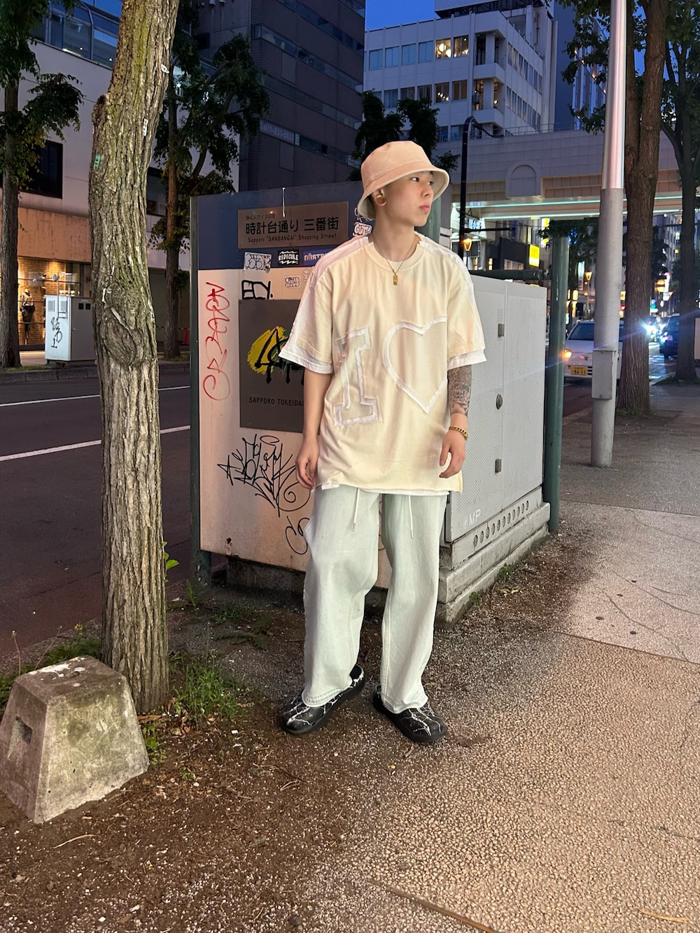 「oofos、children of the discordance、B2nd、サンダル、半袖、デニム、ピアス、夏コーデ、カットソー、SSコーデ」｜「RACALのRACAL(ラカル)Stitching Dobby Cloth Bucket Hat（ハット、ベージュ系）」を使った、11xxttさん（メンズ・167cm）の夏コーディネートの1枚目の写真