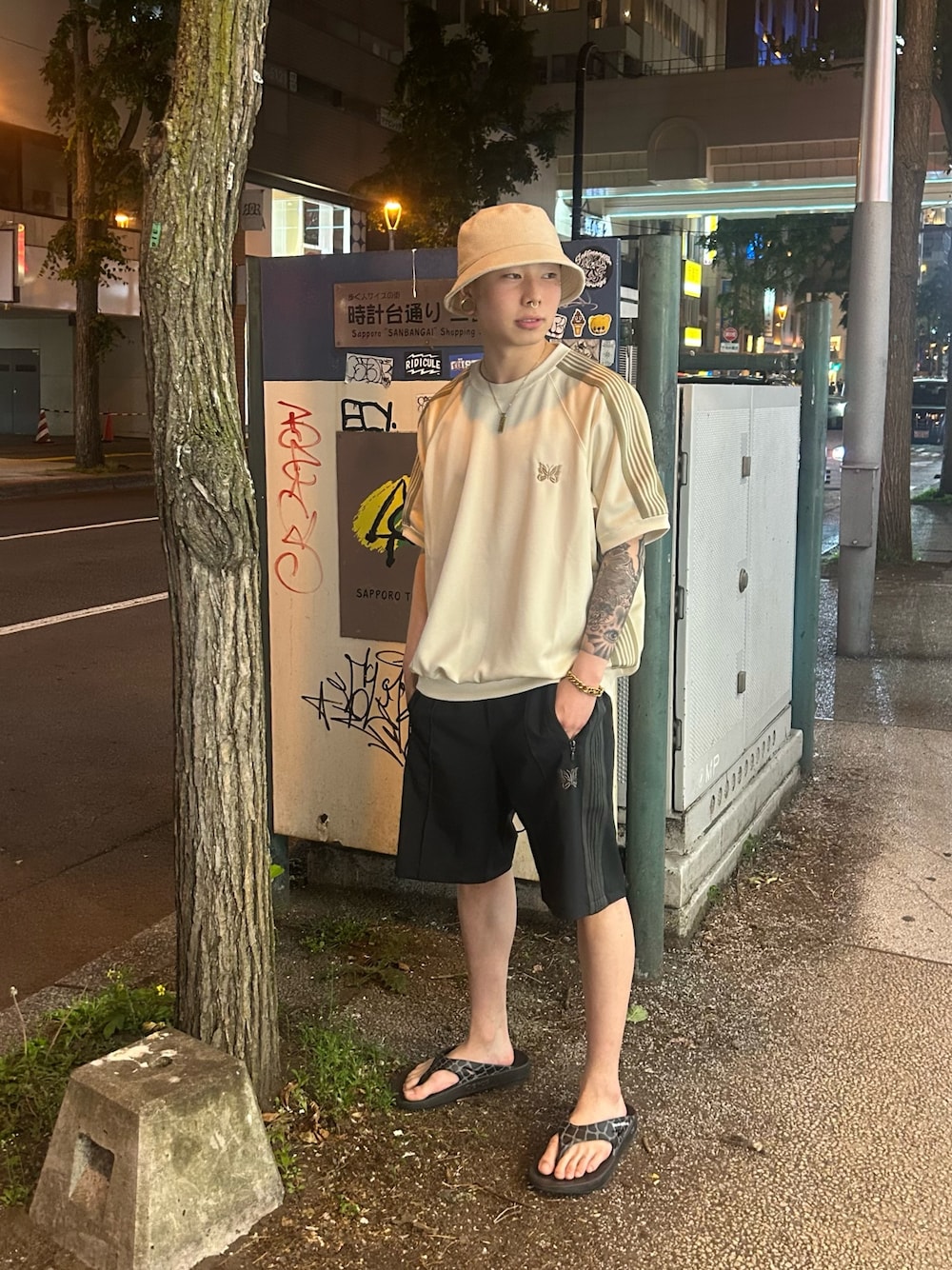 「oofos、children of the discordance、B2nd、サンダル、SSコーデ、夏、夏コーデ、ピアス、ショーツ、Tシャツ」｜「RACALのRACAL(ラカル)Stitching Dobby Cloth Bucket Hat（ハット、ベージュ系）」を使った、11xxttさん（メンズ・167cm）の夏コーディネートの1枚目の写真