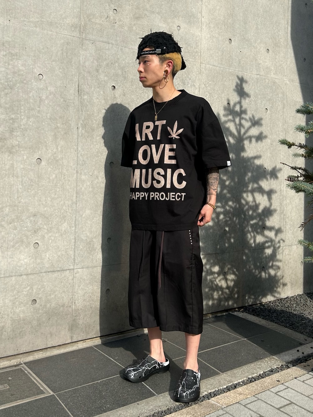 「children of the discordance、B2nd、oofos、サンダル、短パン、夏コーデ、半袖、キャップ帽子、金髪、ピアス」｜「OOFOSのOOFOS x Children of the discordance / x OOcloog コラボ ウークロッグ サンダル（サンダル、ブラック系）」を使った、11xxttさん（メンズ・167cm）の夏コーディネートの1枚目の写真