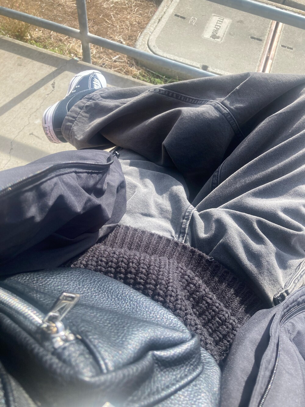 「Monotone、knit、denim cargo、simple、GU、converse、SERACE、california」｜「GUの【GU】 Heat Padded Blouson ; Product ID - 351301（ブルゾン、ブラック系）」を使った、howisjujuさん（メンズ・173cm）の秋コーディネートの1枚目の写真