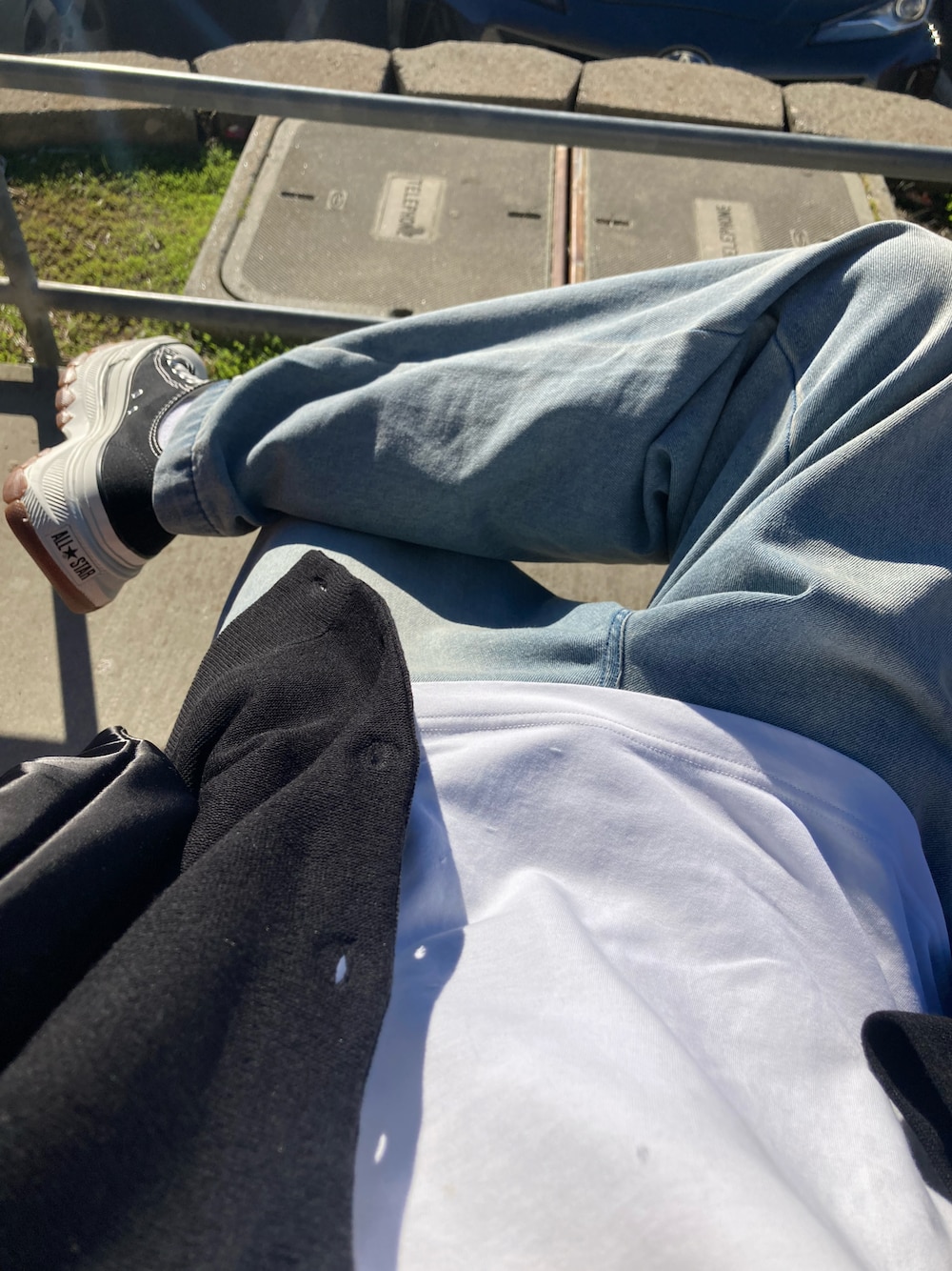 「Sunnyday、simple、cardigan、denim、GU、UNIQLO、serace、SERACE、converse、SBG、tk.TAKEO KIKUCHI、california」｜「GUの【GU】Washable Cardigan ; Product ID - 349225（カーディガン/ボレロ、ブラック系）」を使った、howisjujuさん（メンズ・173cm）の冬コーディネートの1枚目の写真